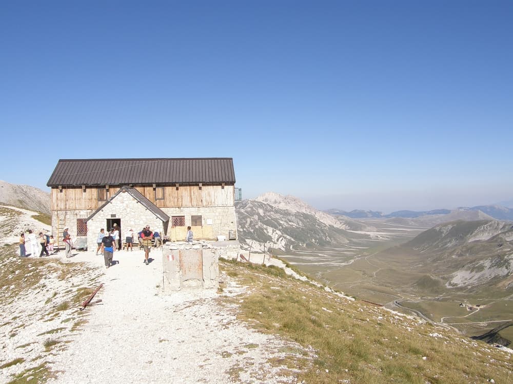 Rifugio Duca degli Abruzzi (via Wikimedia Commons, CC BY-SA 3.0)