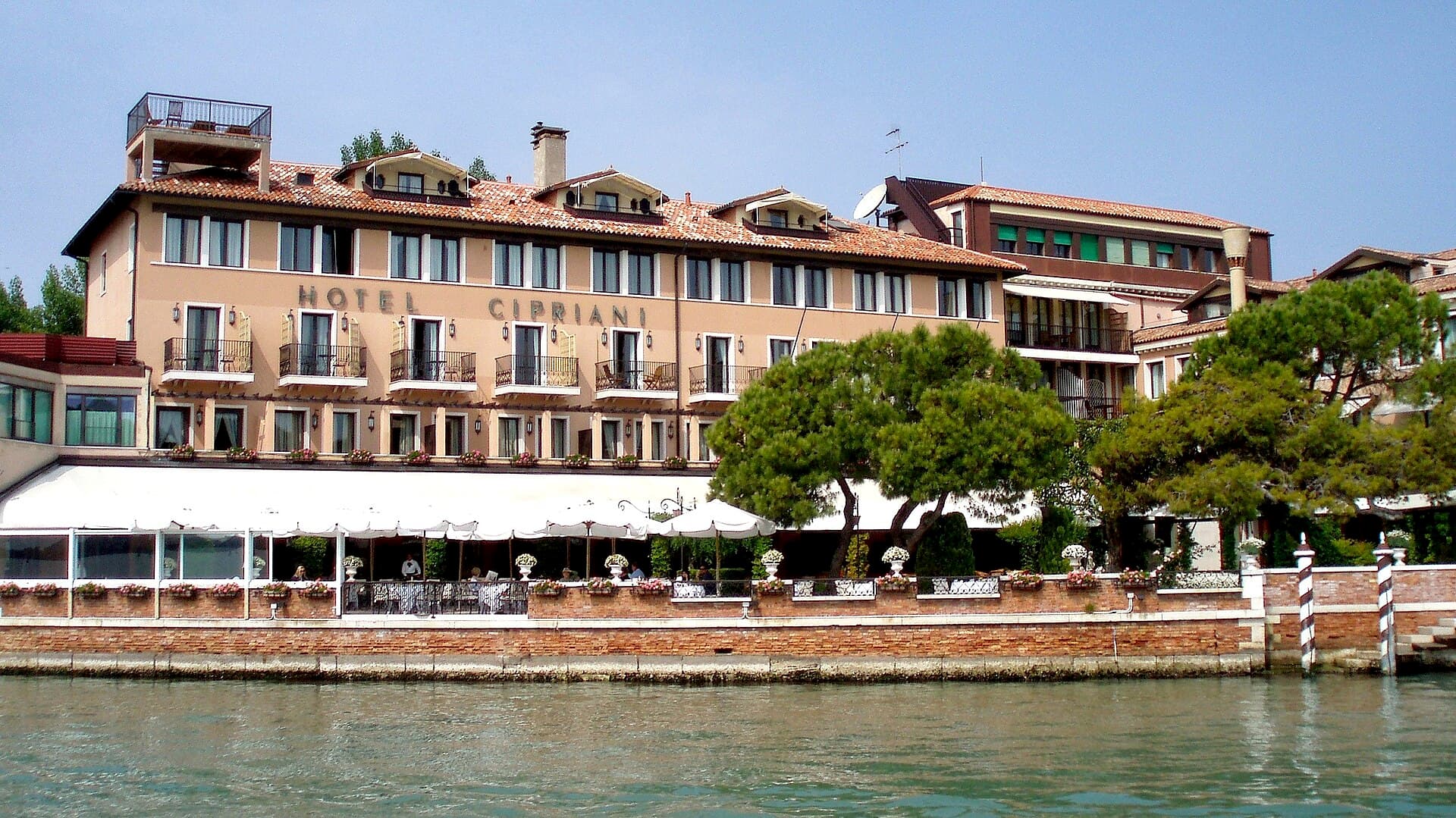 Hotel Cipriani (via Wikimedia Commons, CC BY-SA 3.0)