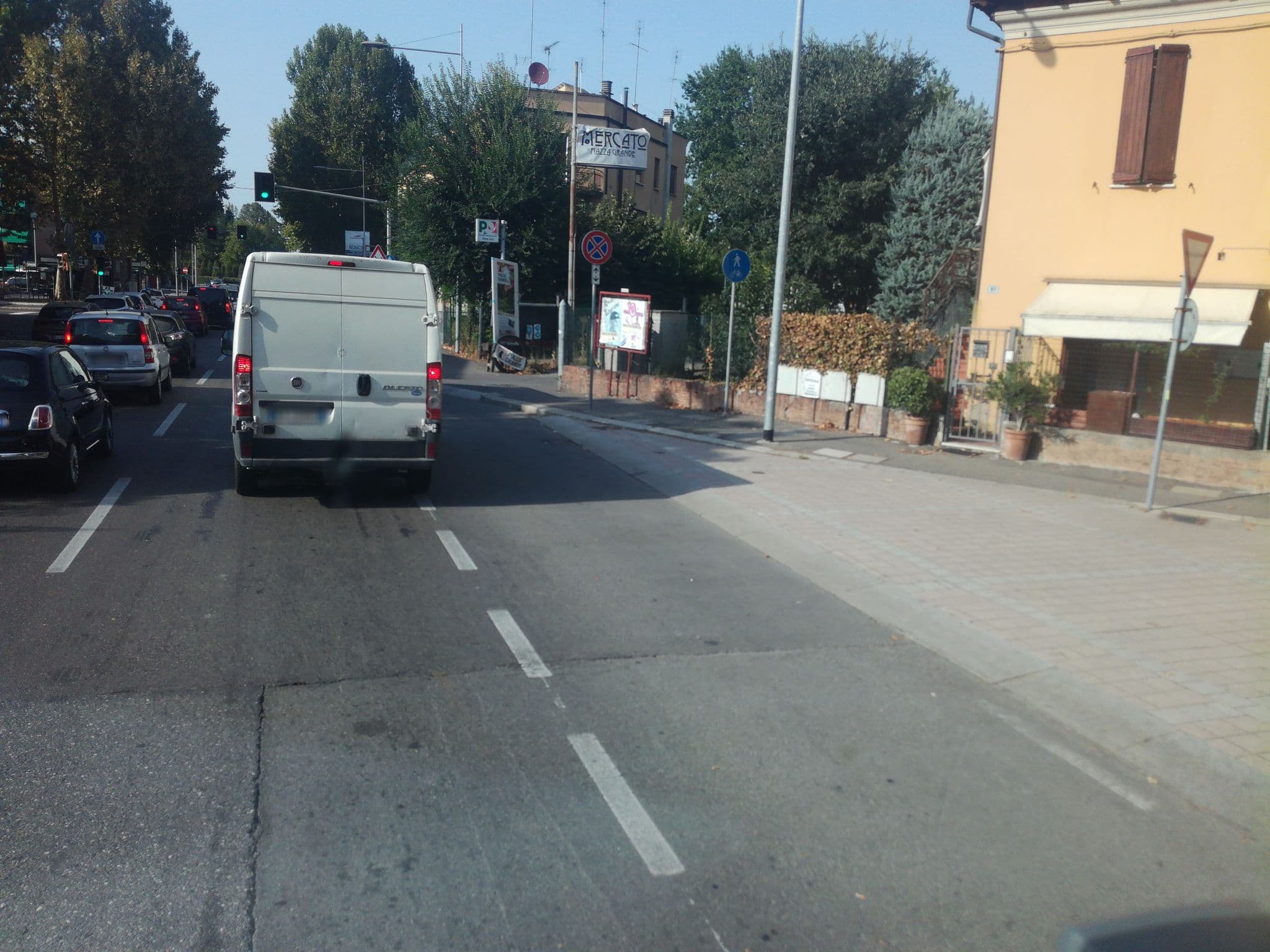 Street view near Maxim, Bologna — © klimakas (CC BY-SA · Mapillary)