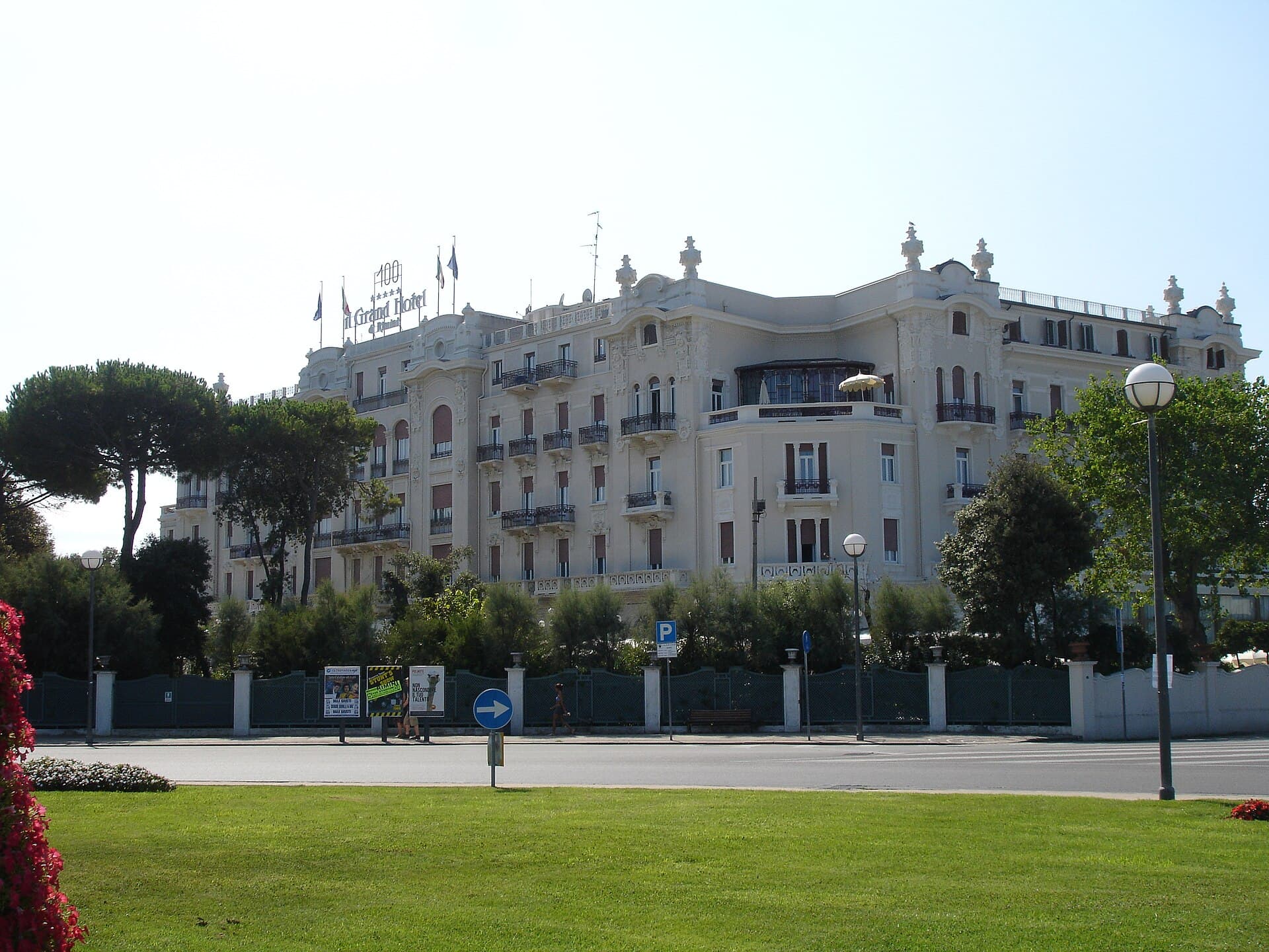 Grand Hotel di Rimini (via Wikimedia Commons, Public domain)