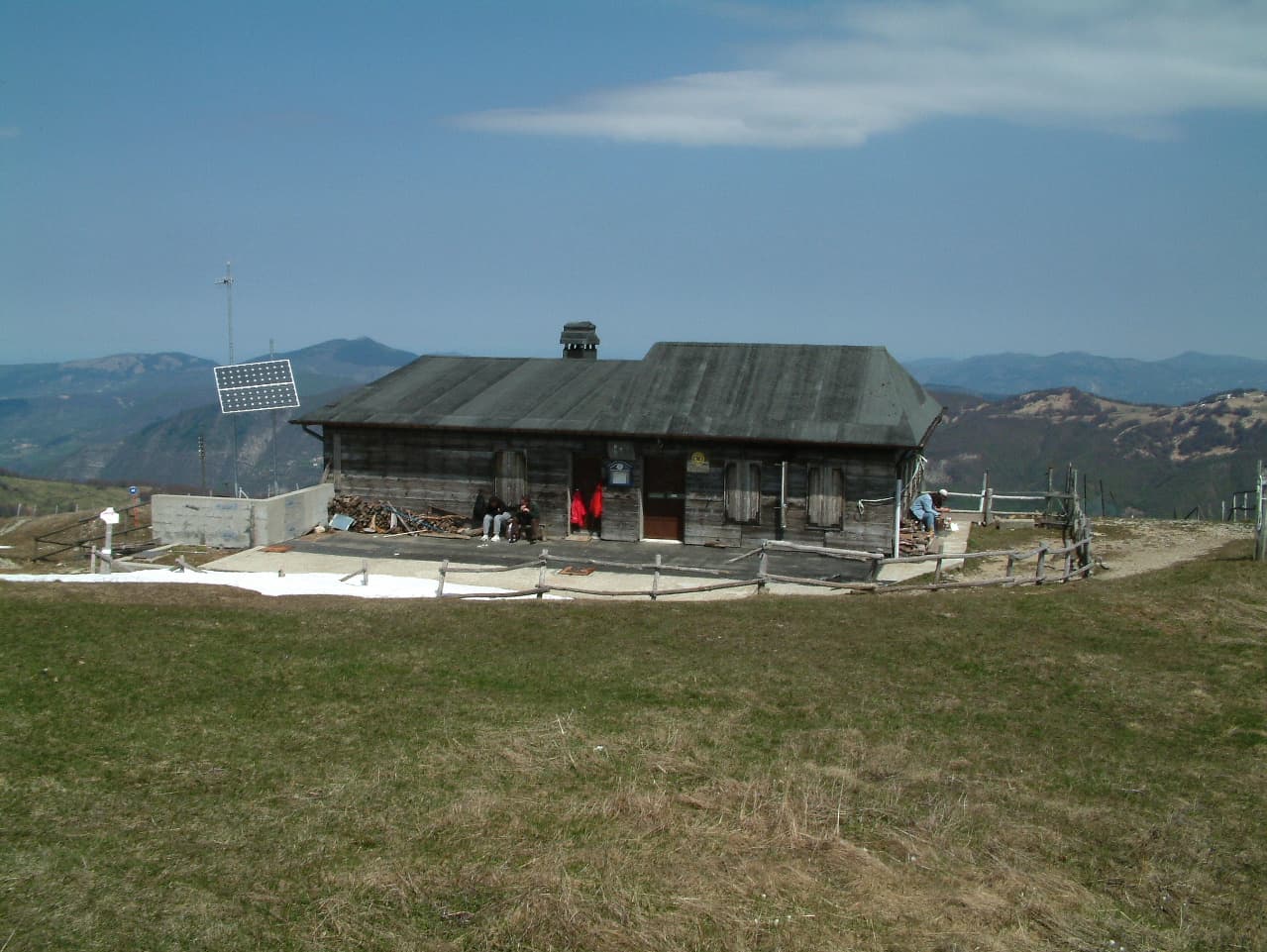 Rifugio Monte Chiappo (via Wikimedia Commons, Public domain)
