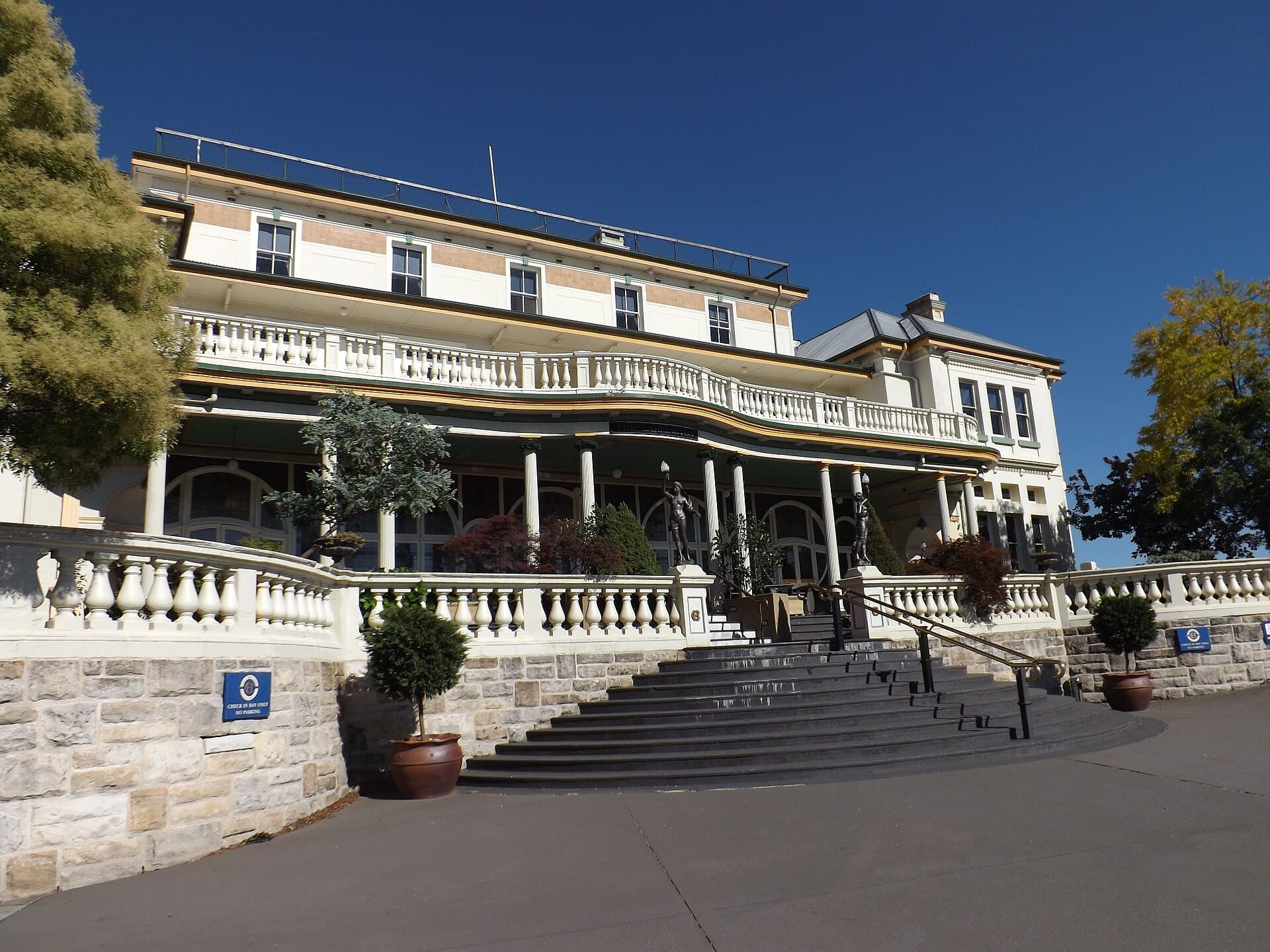 The Carrington Hotel (via Wikimedia Commons, CC BY-SA 4.0)