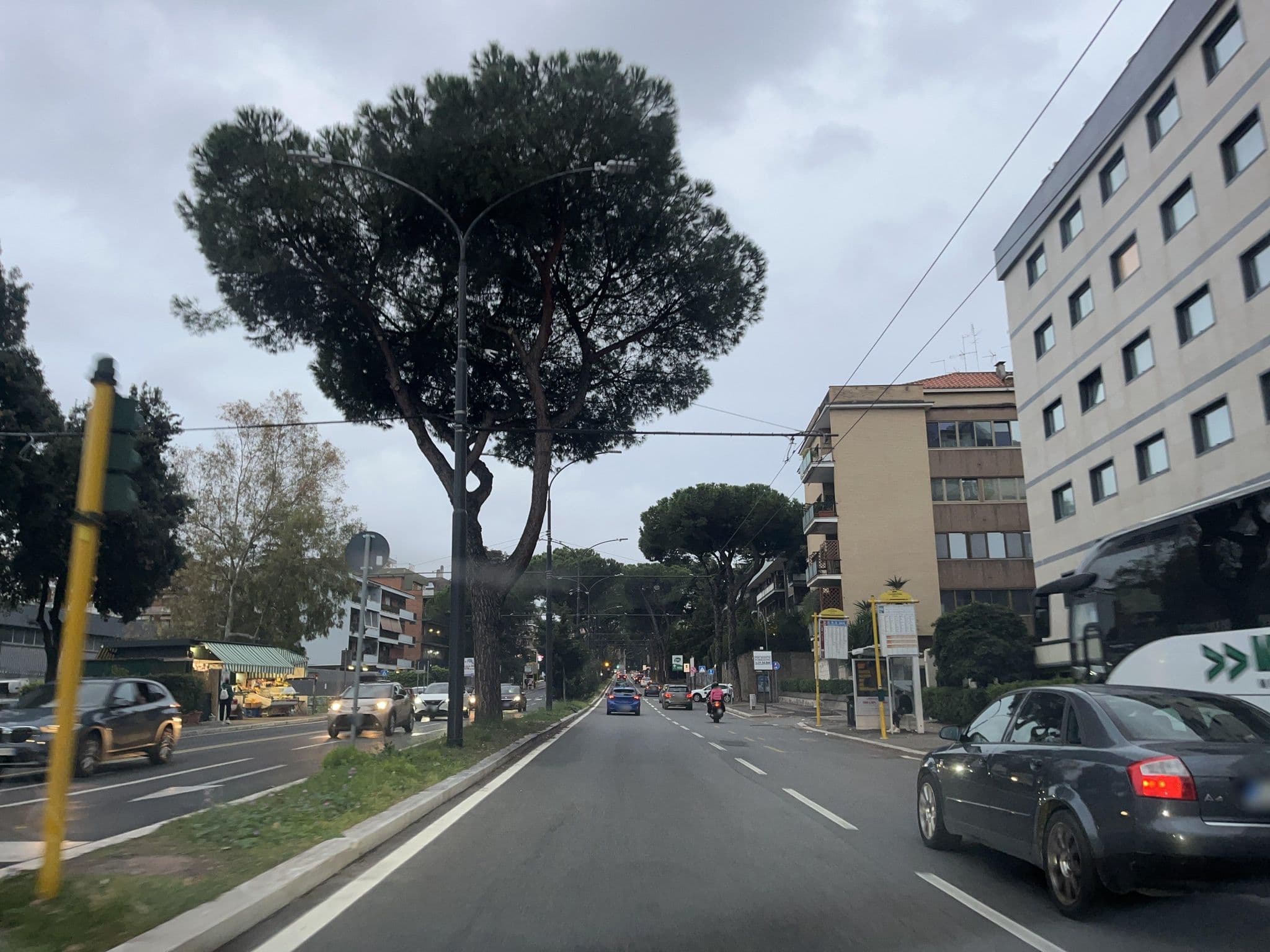 Street view near American Palace Eur, Testaccio — © fod (CC BY-SA · Mapillary)
