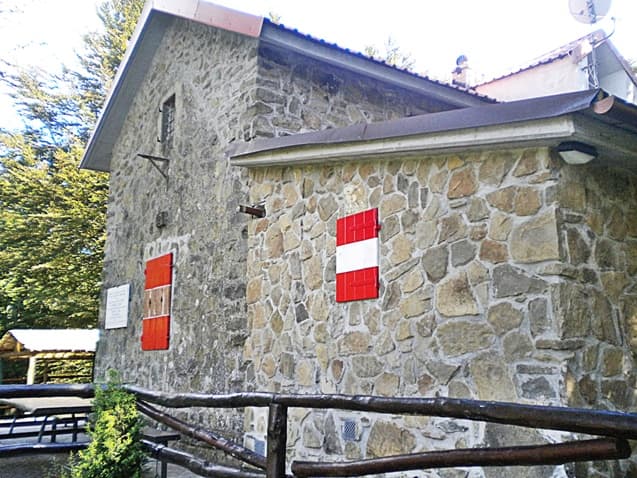 Rifugio Luigi Pacini (via Wikimedia Commons, CC BY-SA 3.0)