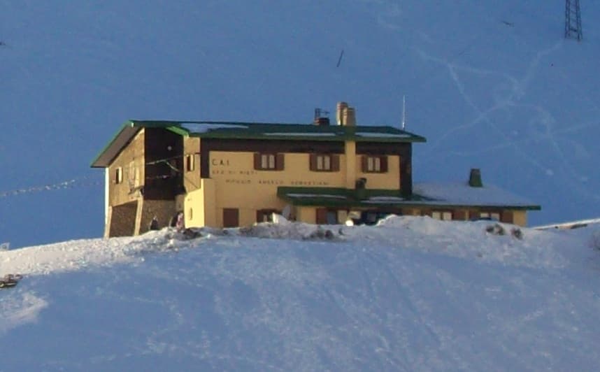 Rifugio Angelo Sebastiani (via Wikimedia Commons, Public domain)