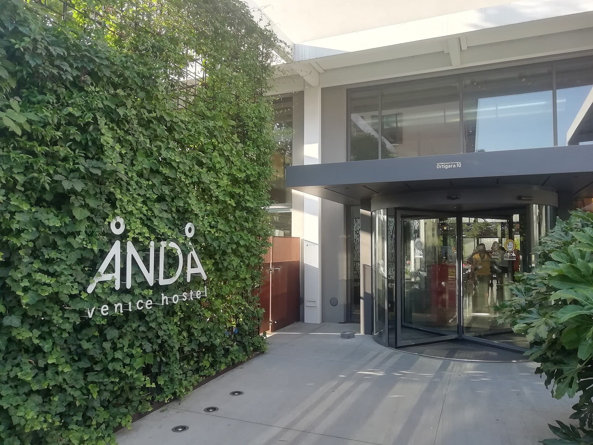 Anda Venice Hostel (via Wikimedia Commons, CC BY-SA 3.0)
