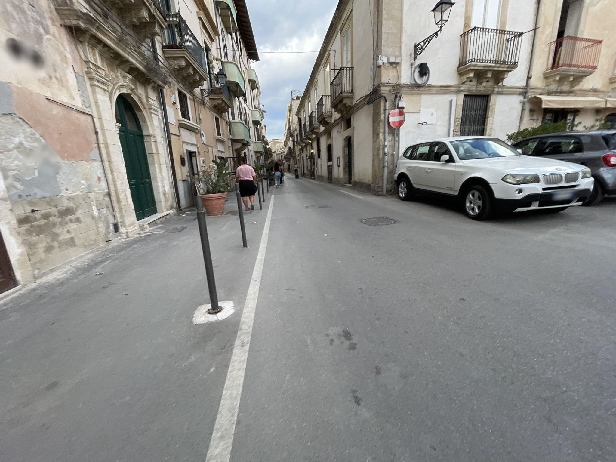 Street view near Henry's House Charme Hotel, Siracusa — © asturksever (CC BY-SA · Mapillary)