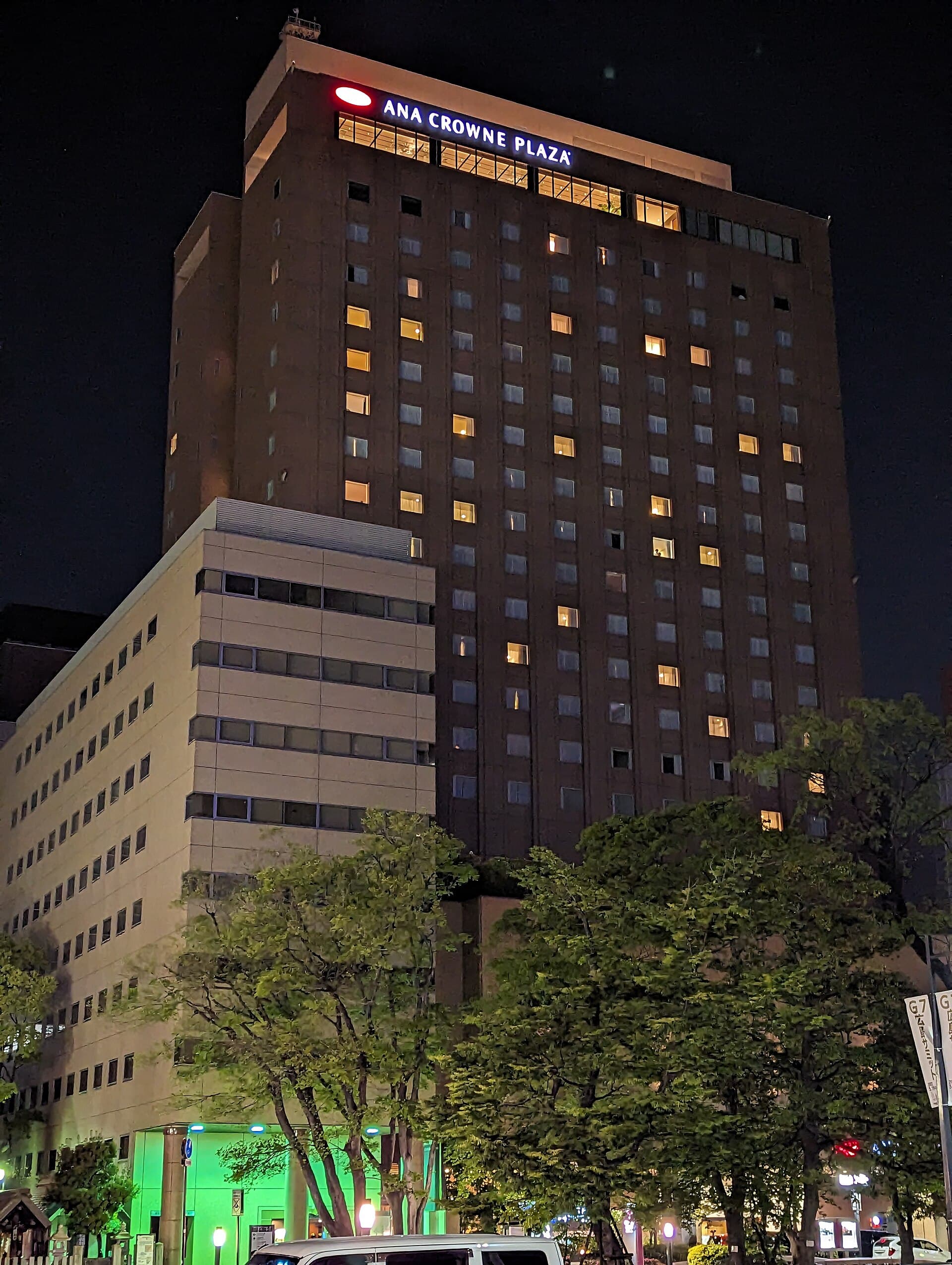 ANA Crowne Plaza Hiroshima (via Wikimedia Commons, CC0)