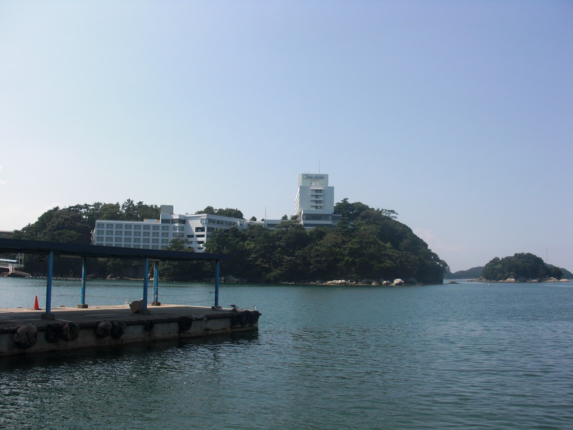 Toba international hotel (via Wikimedia Commons, CC0)