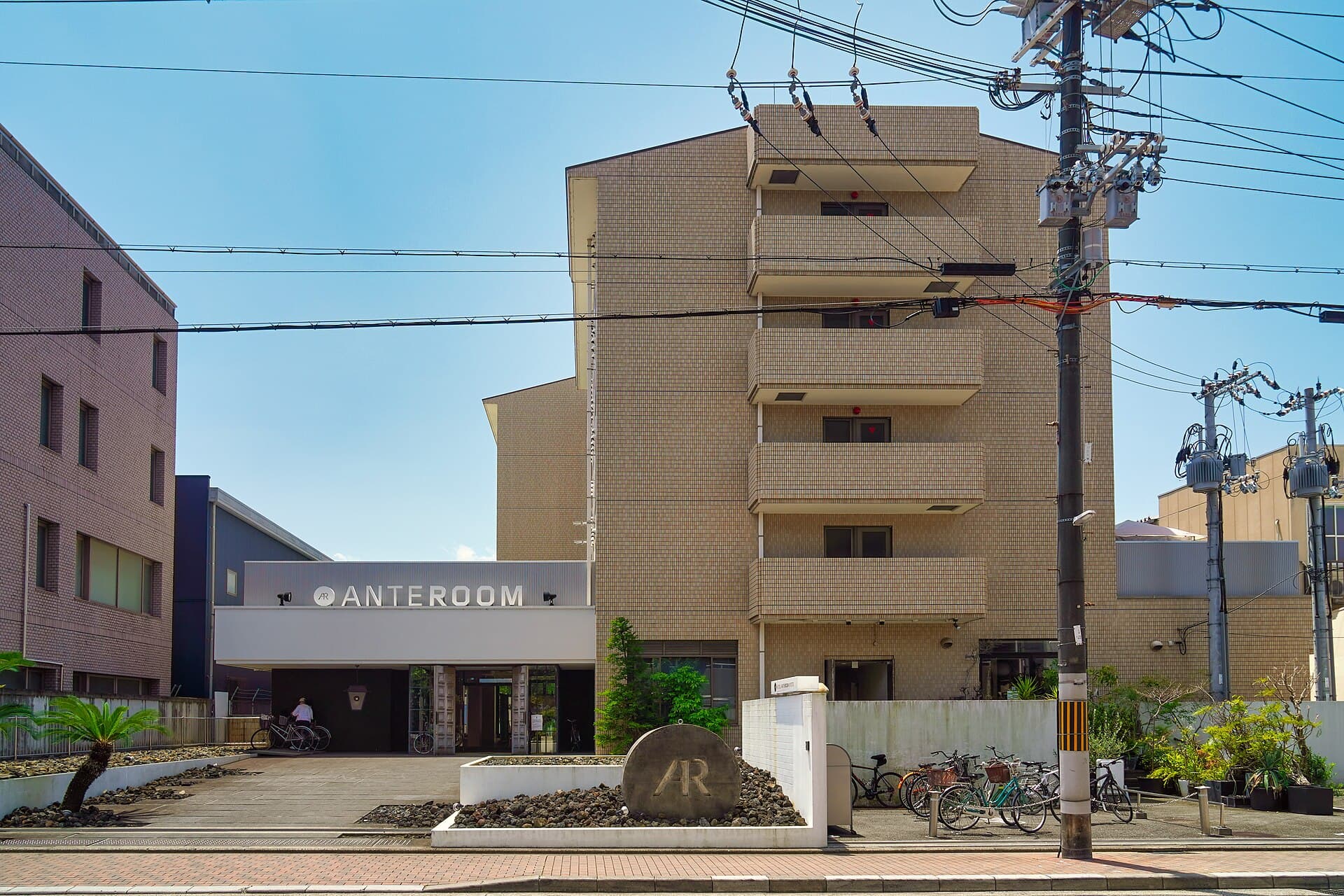 Hotel Anteroom Kyoto (via Wikimedia Commons, CC BY-SA 4.0)