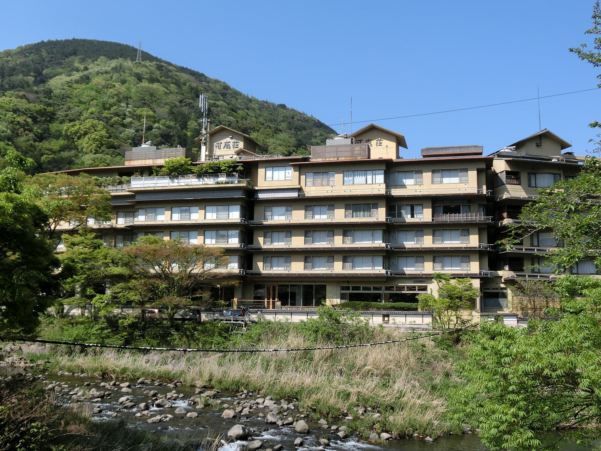 Hotel Kajikaso (via Wikimedia Commons, Public domain)