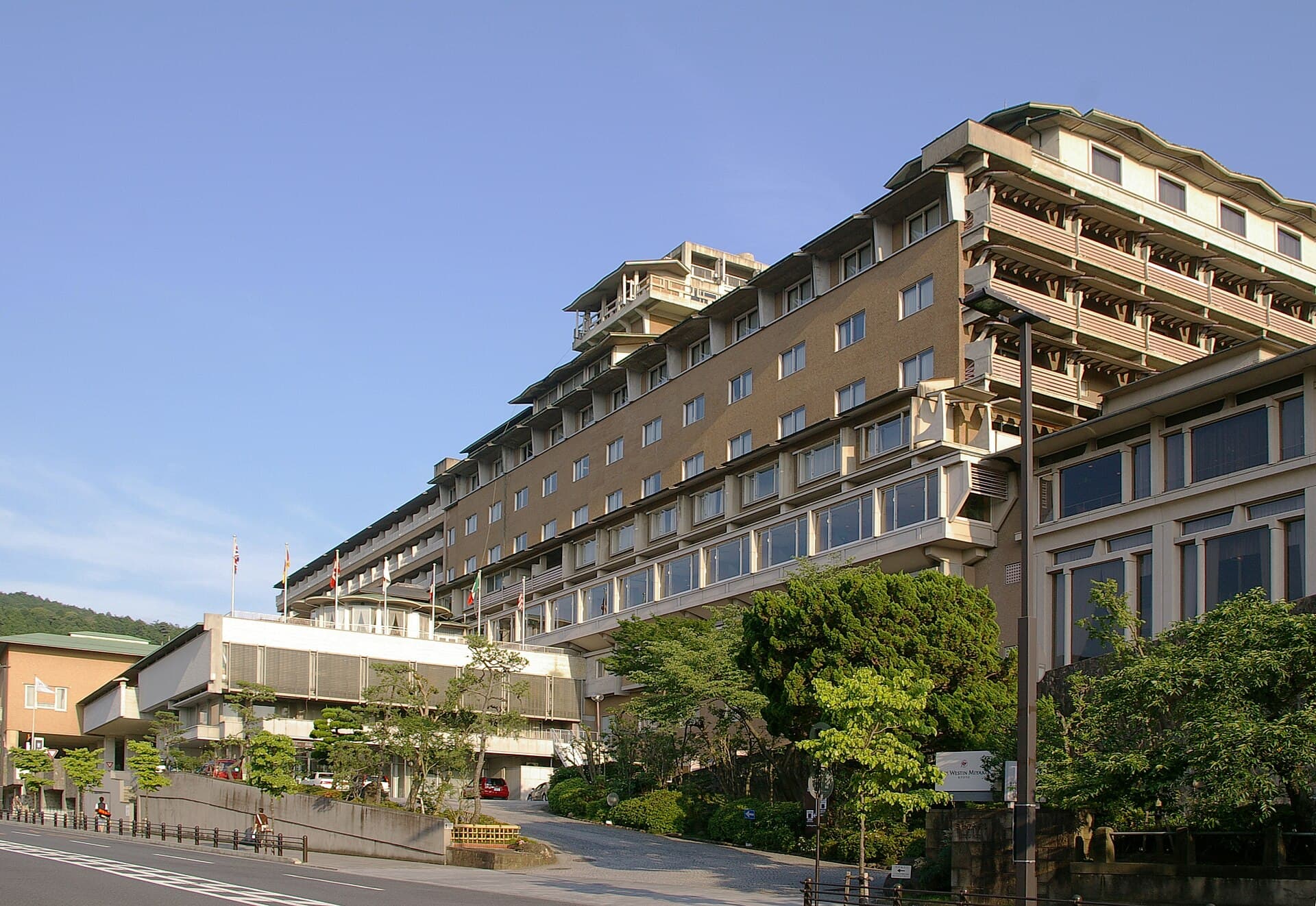 The Westin Miyako Kyoto (via Wikimedia Commons, CC BY-SA 3.0)