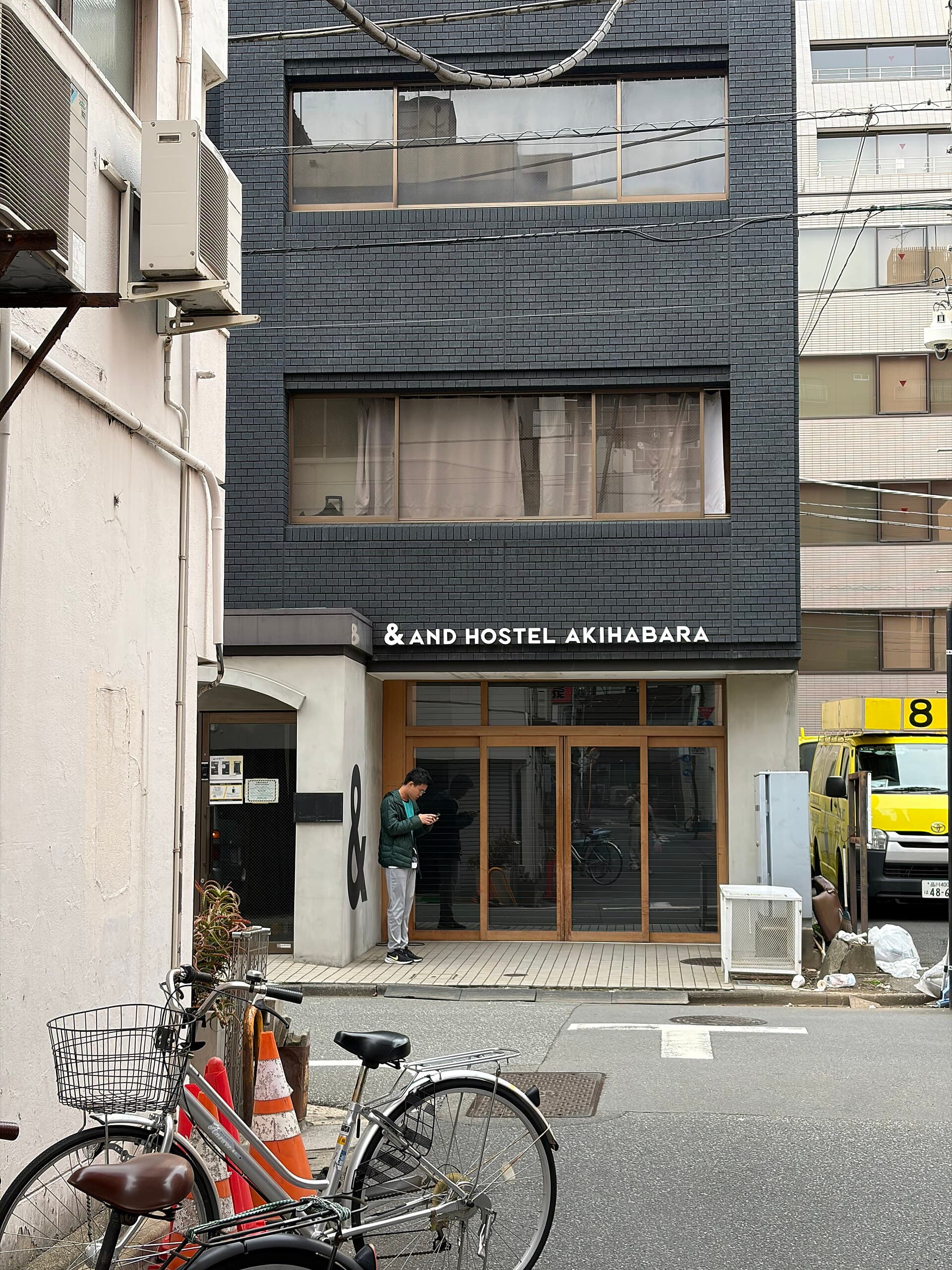 ＆AND HOSTEL AKIHABARA (via Wikimedia Commons, CC BY-SA 4.0)