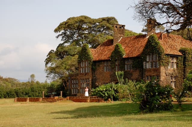 Giraffe Manor (via Wikimedia Commons, CC BY-SA 3.0)
