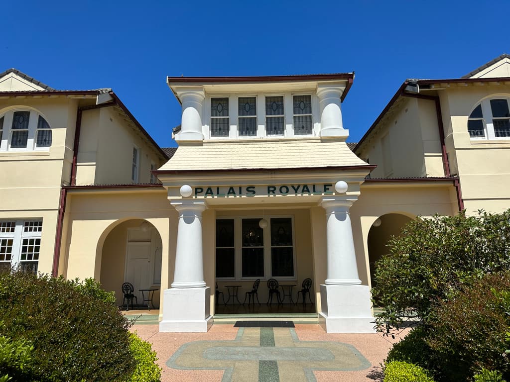 Palais Royale (via Wikimedia Commons, CC BY-SA 4.0)
