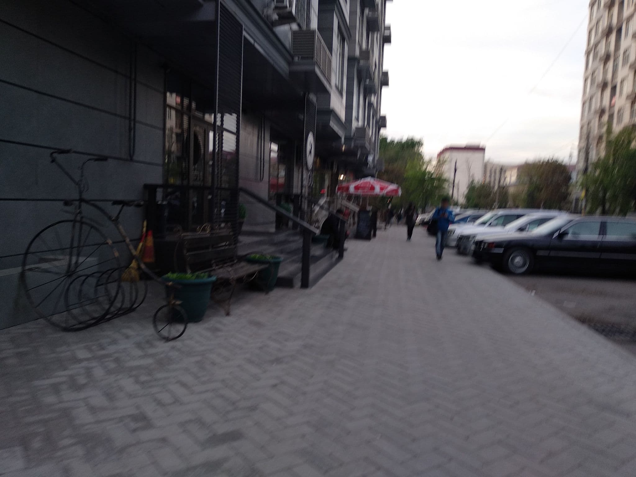 Street view near Bugu Hotel, Bishkek — © isoipsa (CC BY-SA · Mapillary)