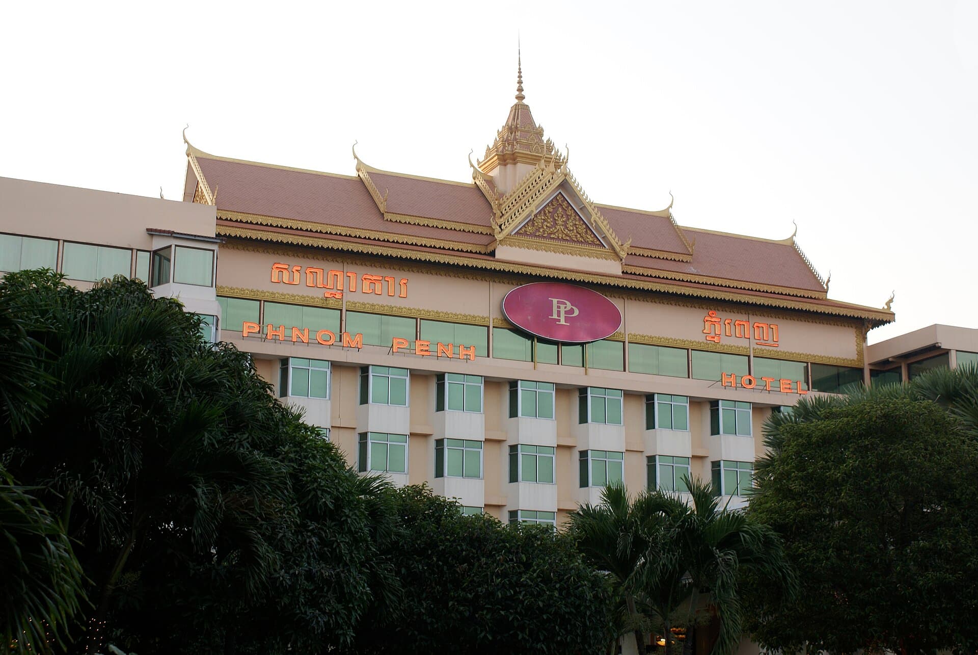 Phnom Penh Hotel (via Wikimedia Commons, CC BY 2.0)