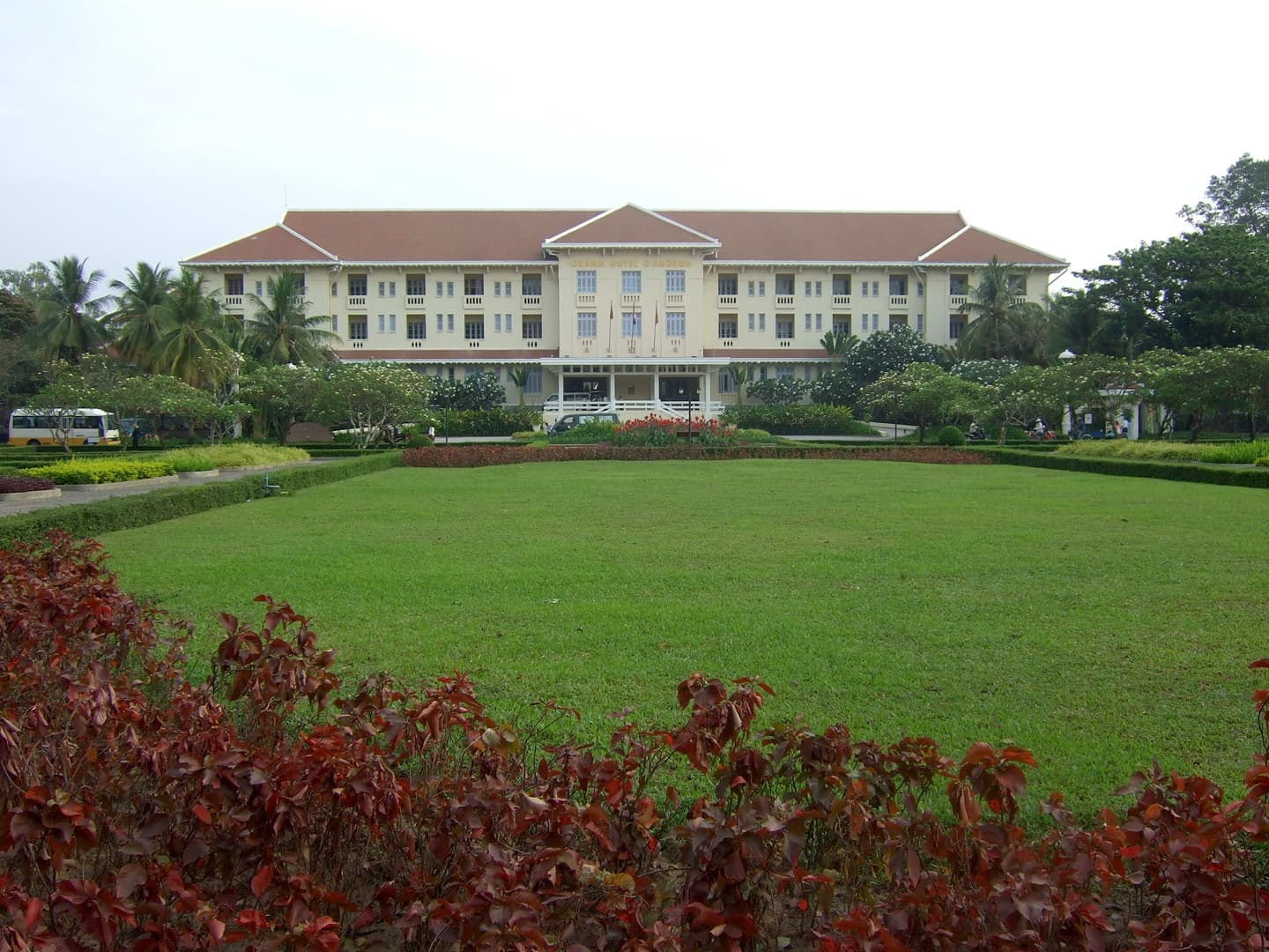 Raffles Grand Hotel d'Angkor (via Wikimedia Commons, CC BY-SA 3.0)