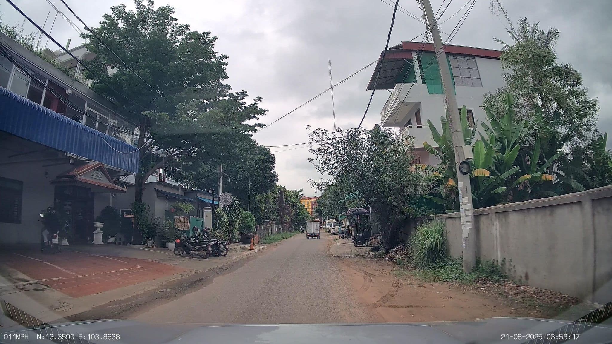 Street view near Golden Bakong Boutique, Siem Reap