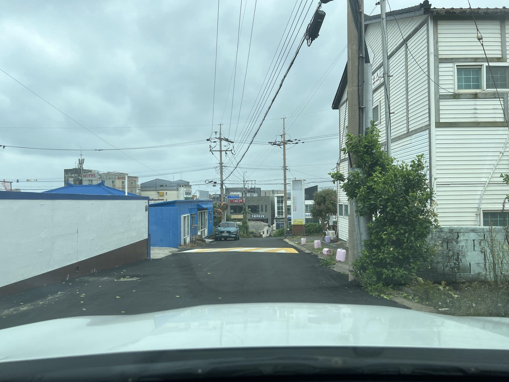 Street view near Seongsan Hotpul guesthouse, Ponggae-dong — © eneerhut (CC BY-SA · Mapillary)