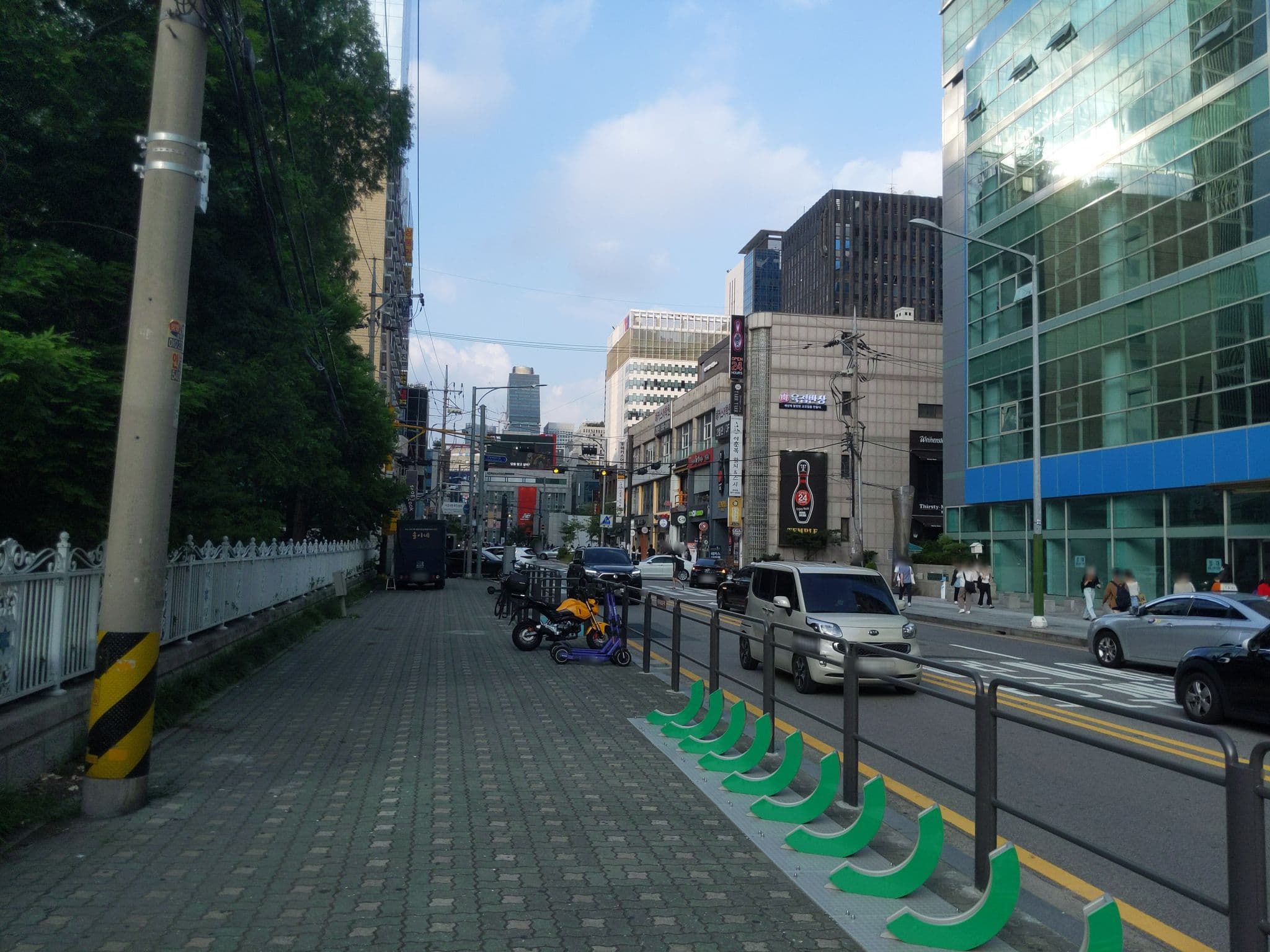 Street view near 17 Gangnam daero 61-gil, Seocho 4 (sa) - Dong, Yongsan-dong — © velaia (CC BY-SA · Mapillary)