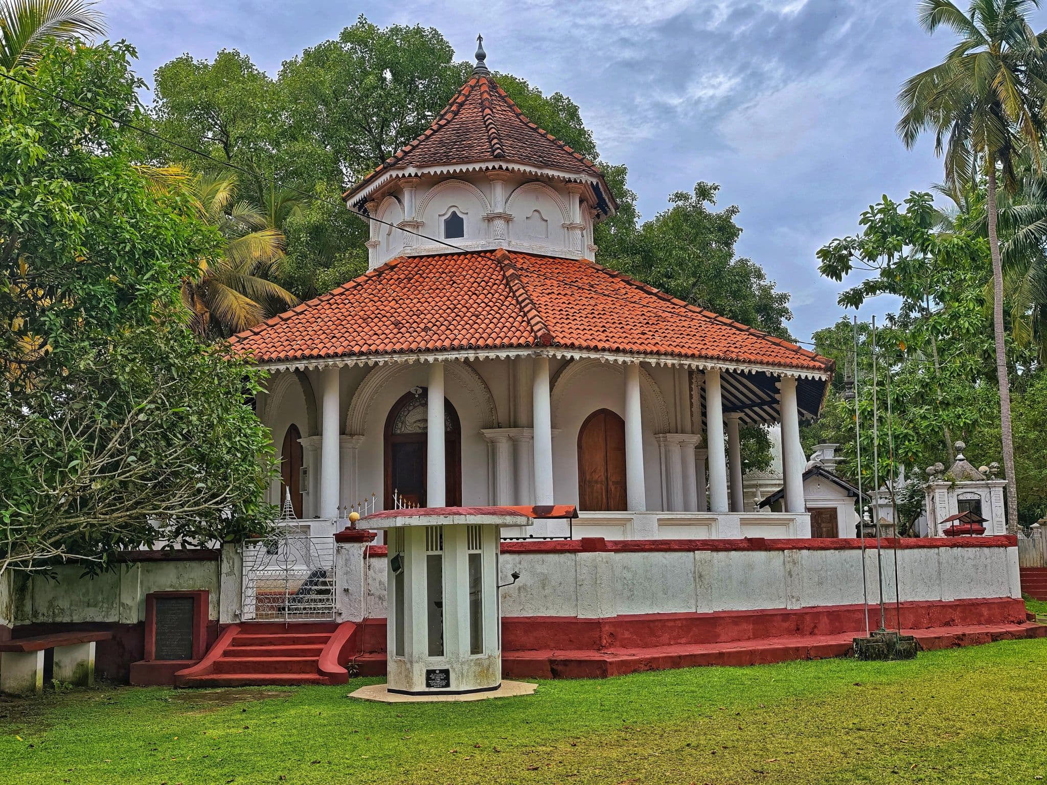 Street view near South Point Cottage, Koggala — © km2bp (CC BY-SA · Mapillary)