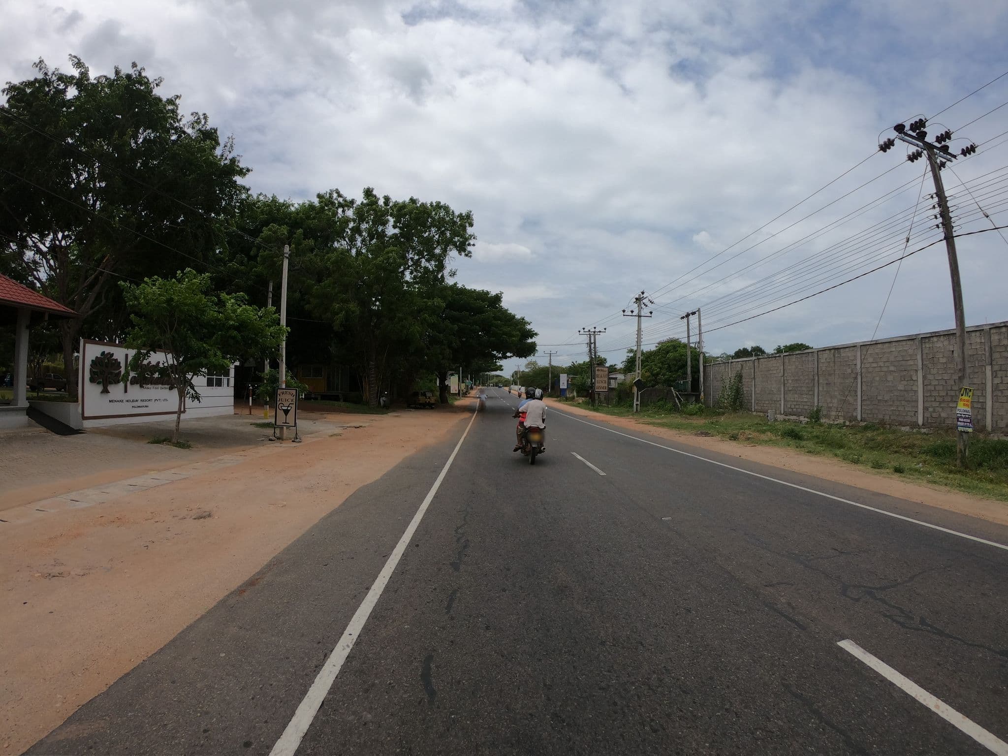 Street view near Hotel Mahanuge, Polonnaruwa — © paulinus (CC BY-SA · Mapillary)