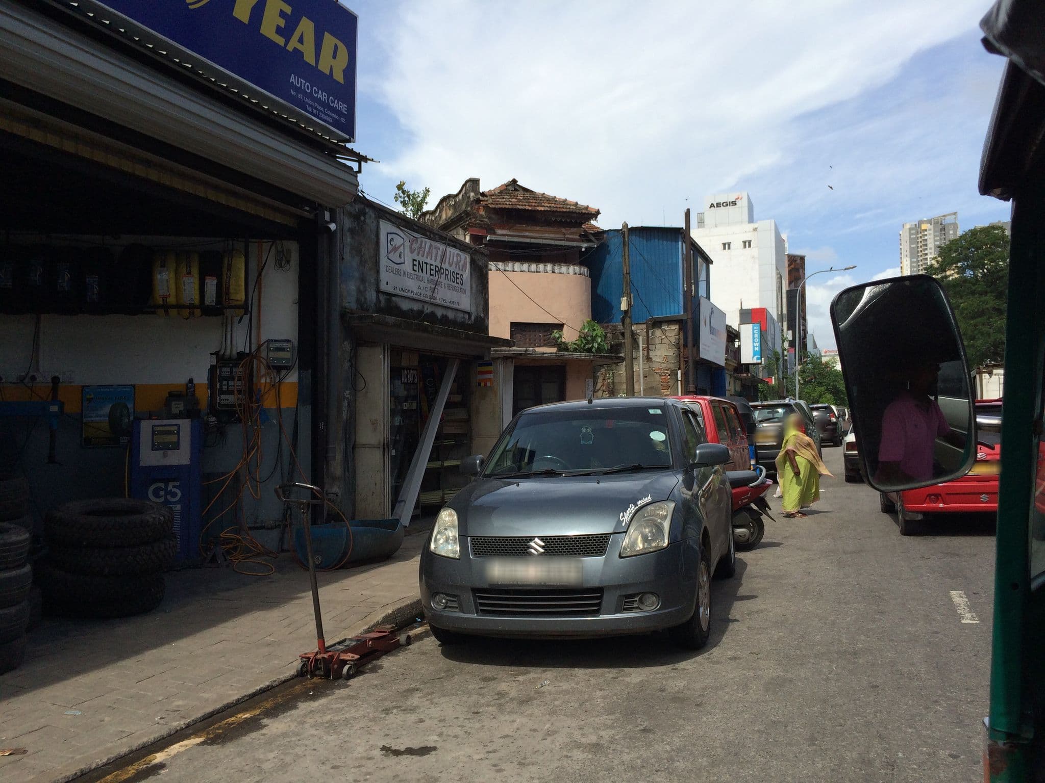 Street view near Thilhara Days Inn, Colombo — © shravan91 (CC BY-SA · Mapillary)