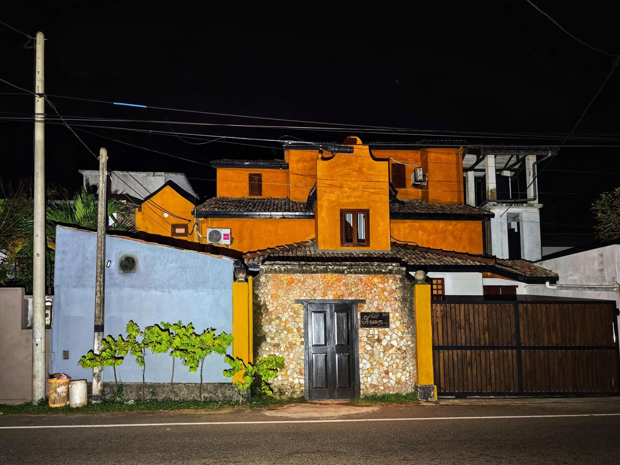 Street view near Villa Gura, Hikkaduwa