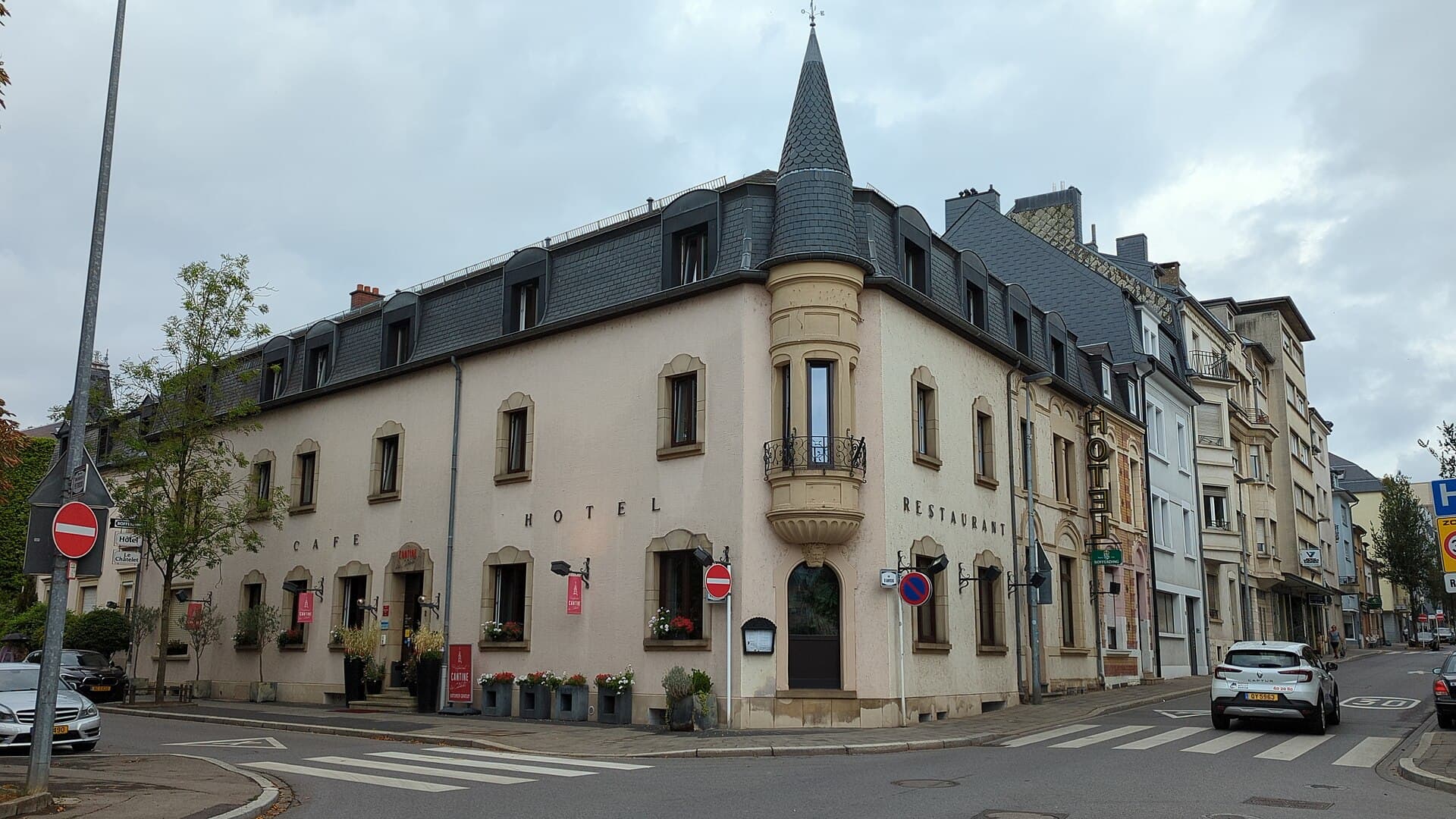 Hôtel Le Chatelet (via Wikimedia Commons, CC BY-SA 4.0)