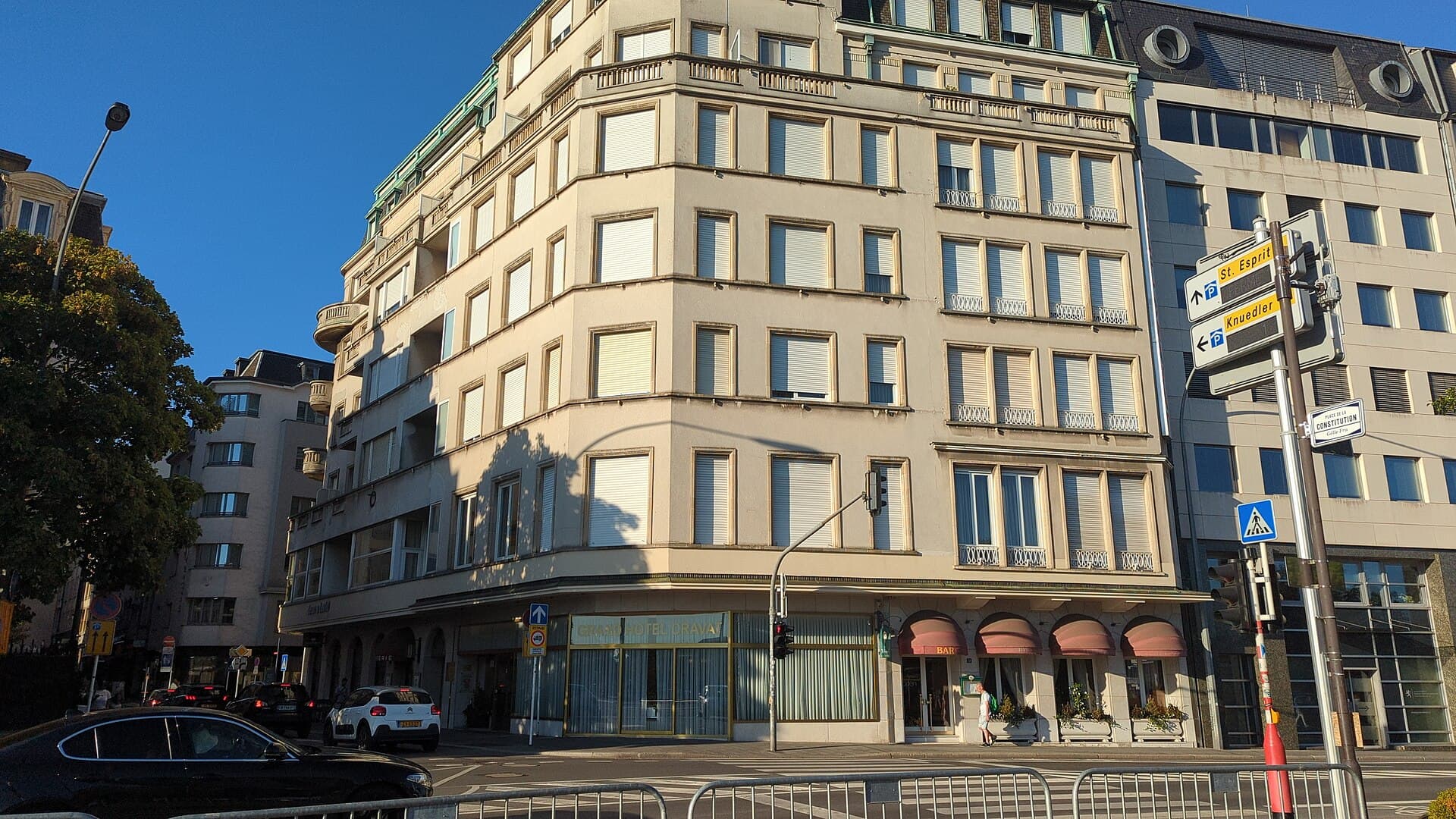 Grand Hotel Cravat (via Wikimedia Commons, CC BY-SA 4.0)