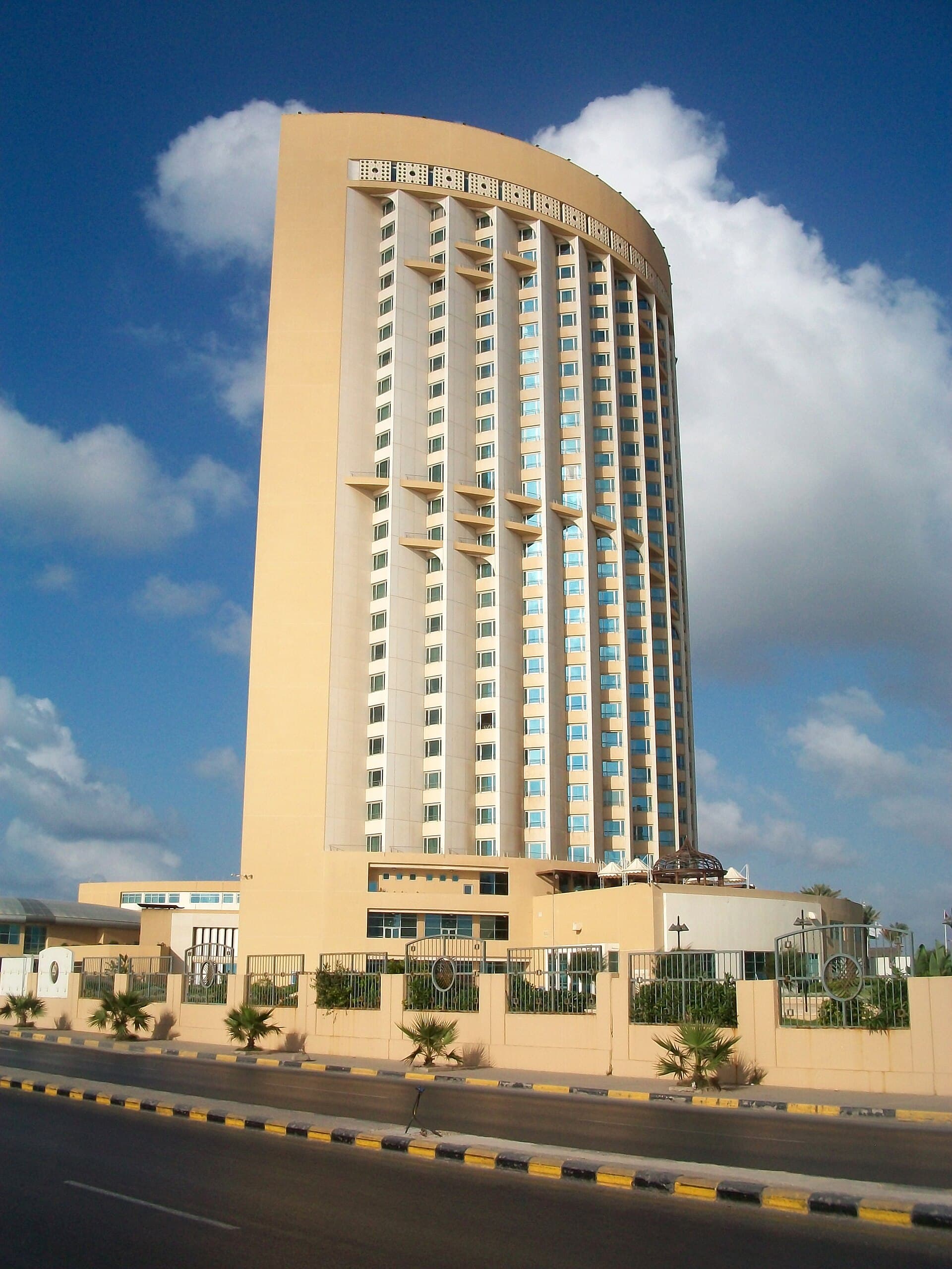 Corinthia Hotel (via Wikimedia Commons, CC BY-SA 3.0)