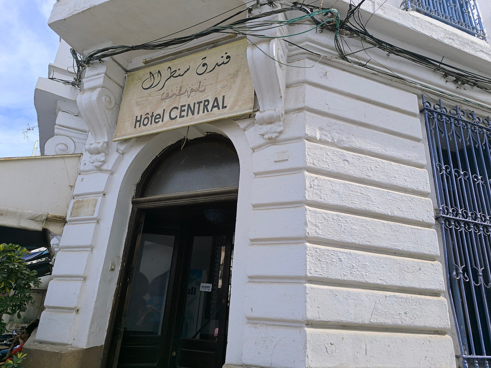 Hôtel central (via Wikimedia Commons, CC BY-SA 4.0)