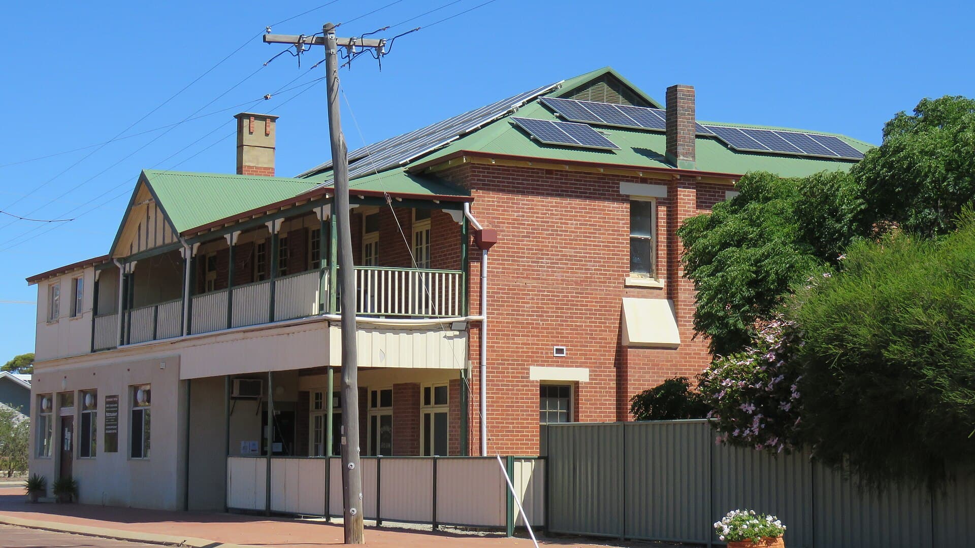 Newdegate Hotel (via Wikimedia Commons, CC BY-SA 4.0)