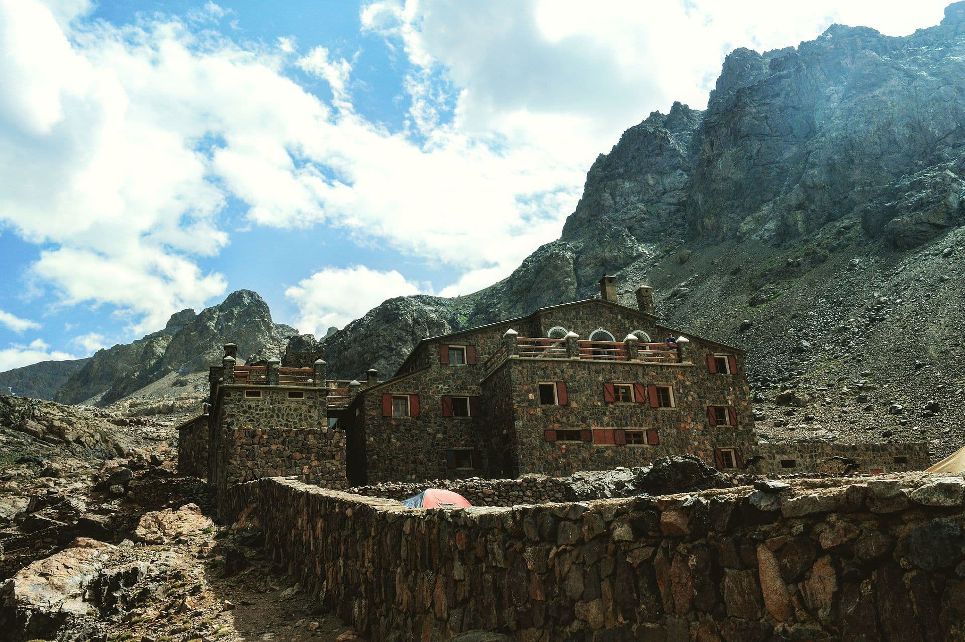 Refuge CAF du Toubkal (via Wikimedia Commons, CC BY-SA 4.0)