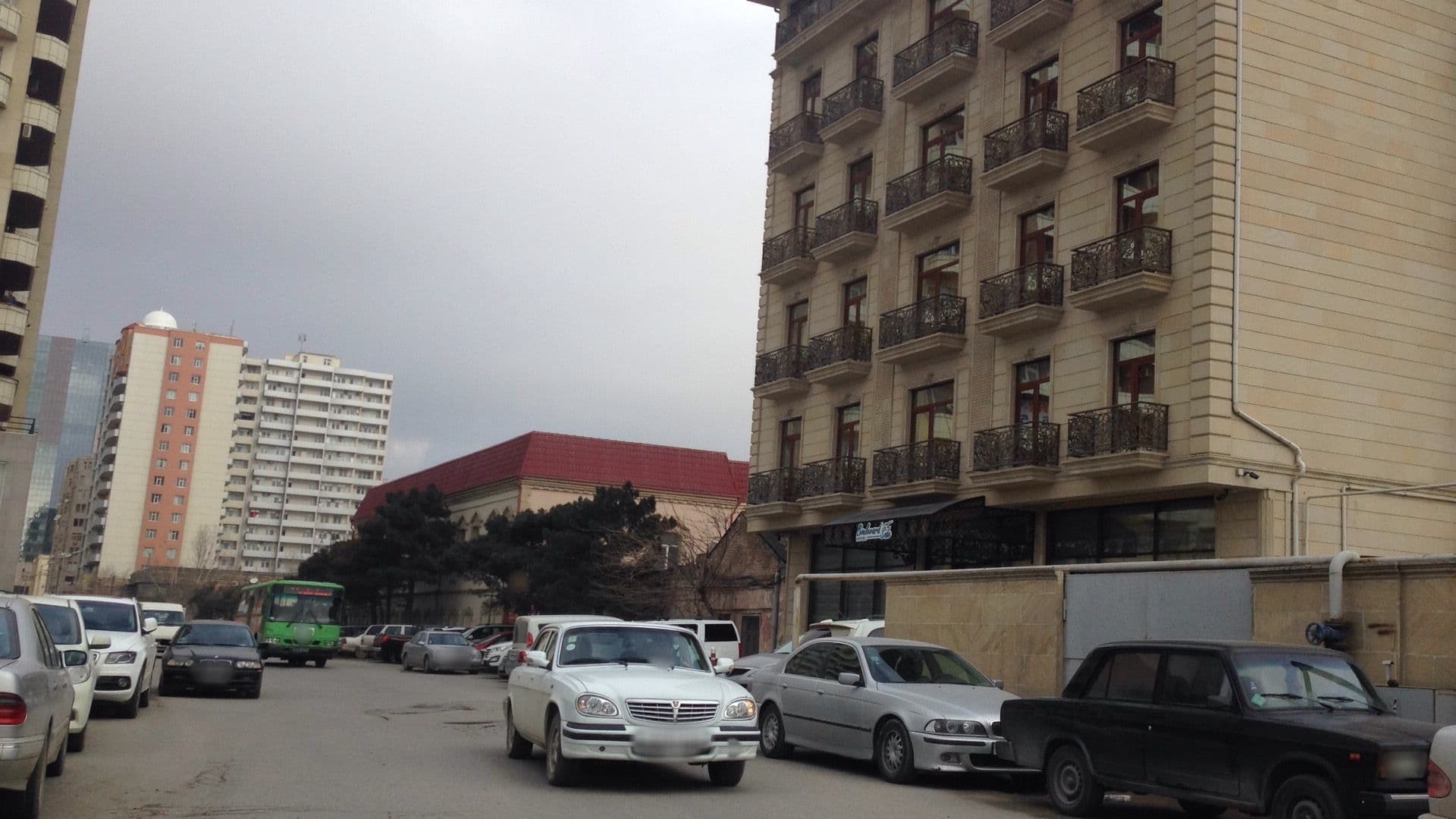 Street view near Bulvar Sayd Otel;Azure Mall, Baku — © geomapper69 (CC BY-SA · Mapillary)