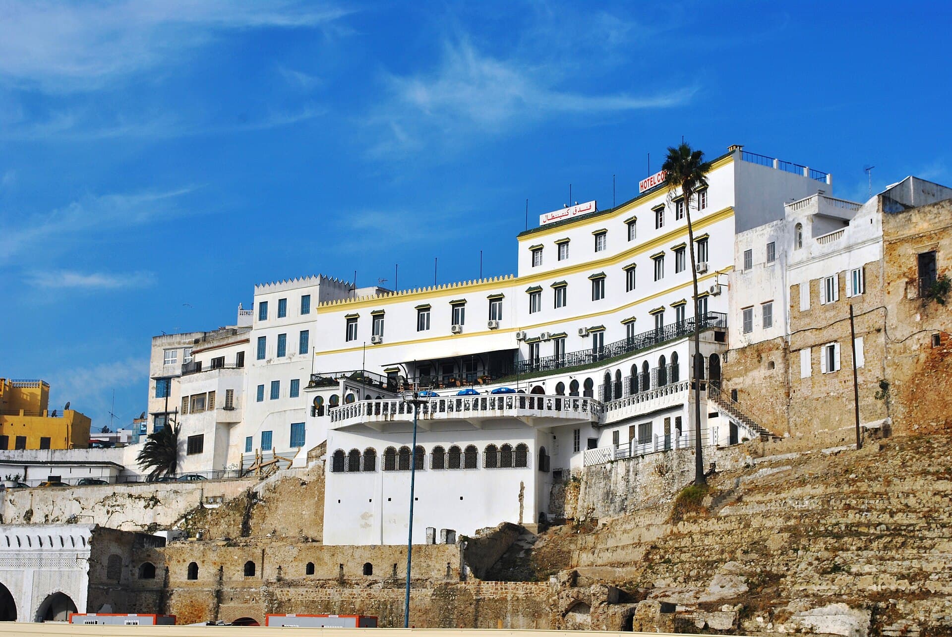 Hotel Continental (via Wikimedia Commons, CC BY-SA 4.0)