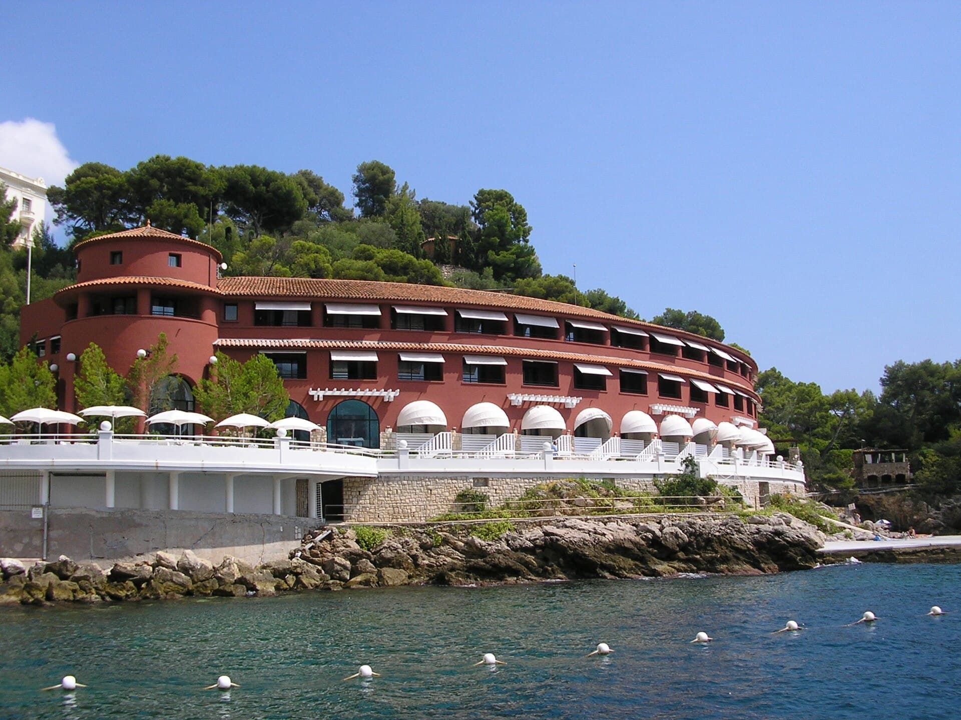 Monte Carlo Beach Hotel (via Wikimedia Commons, CC BY 3.0)