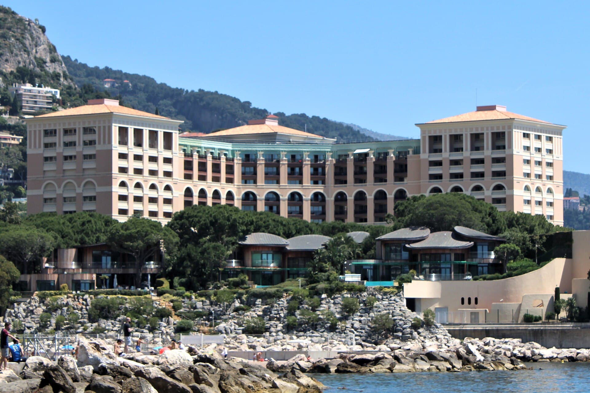 Monte-Carlo Bay Hotel & Resort (via Wikimedia Commons, CC BY-SA 4.0)