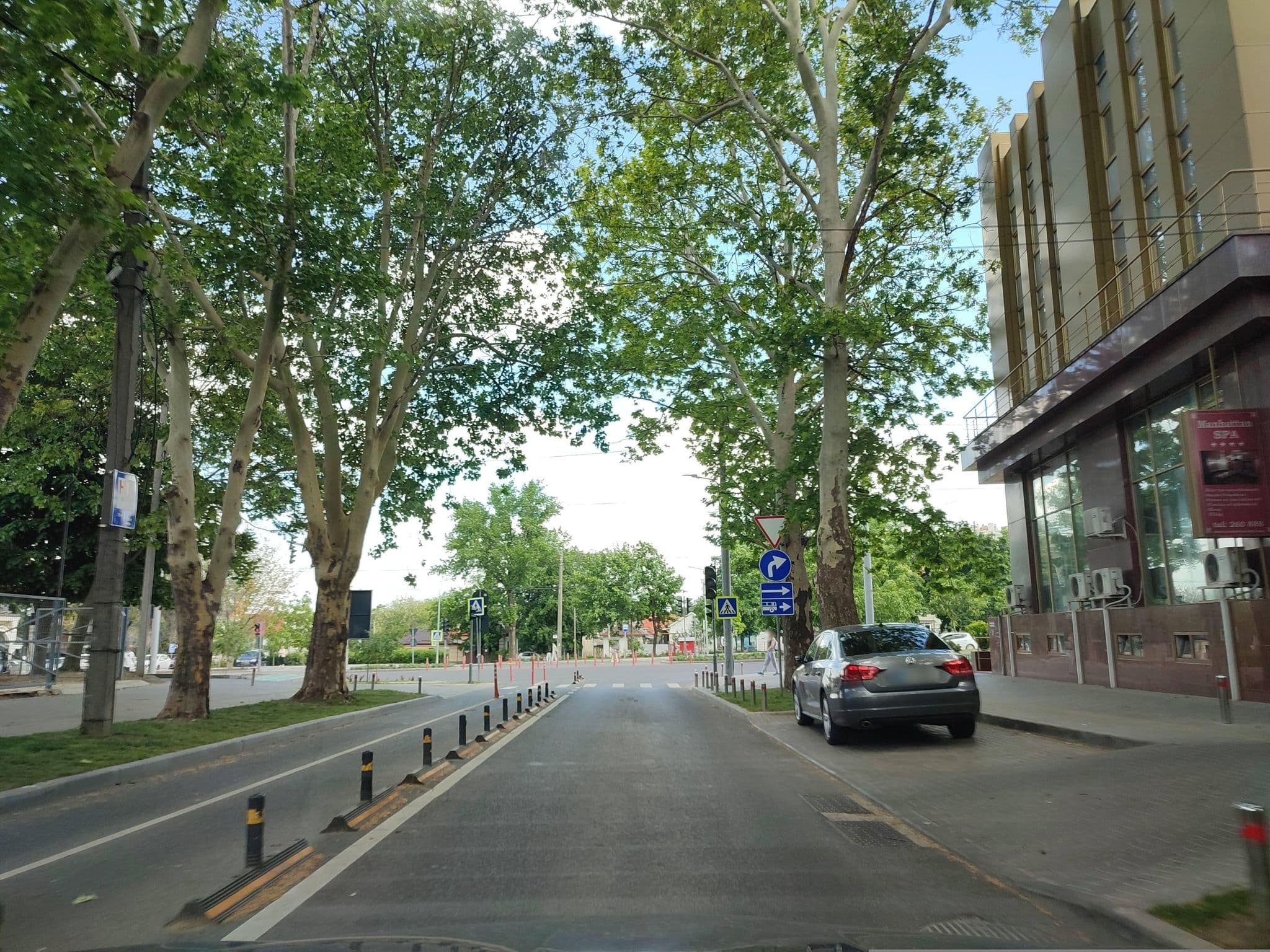 Street view near Manhattan Hotel, Chisinau — © morflot (CC BY-SA · Mapillary)