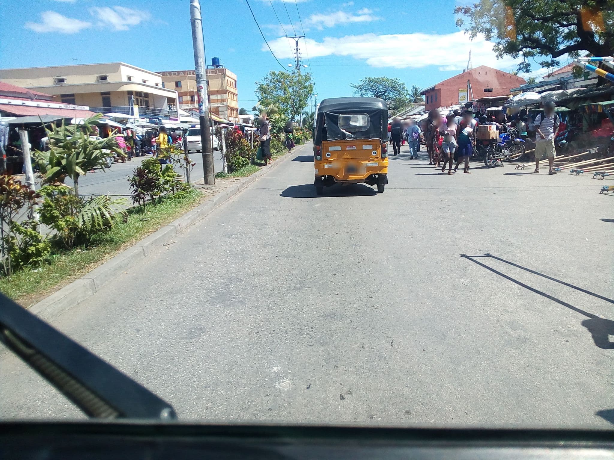 Street view near Hôtel Mevasoa, Mahajanga — © eric_s (CC BY-SA · Mapillary)