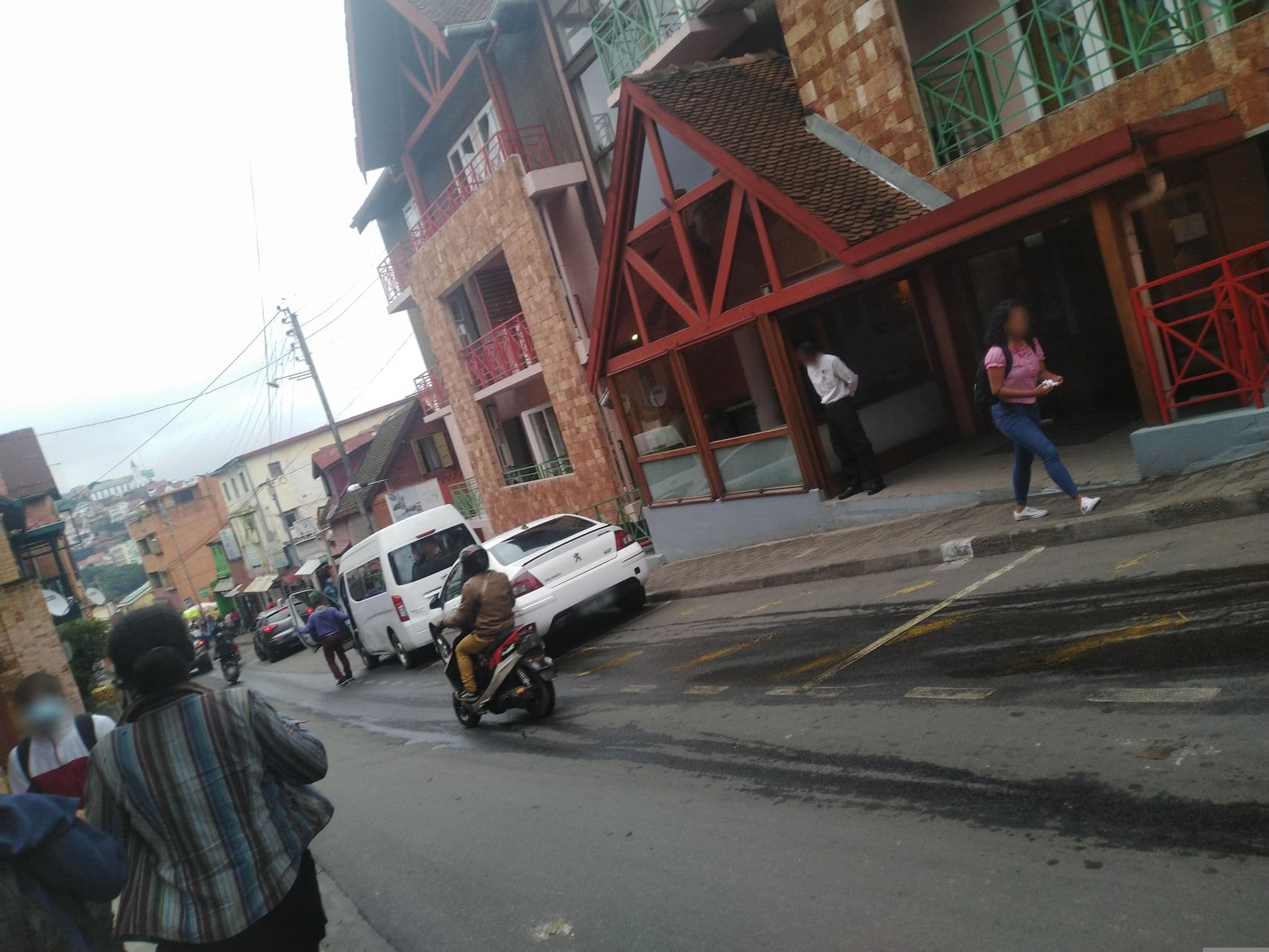 Street view near Le Palissandre, Antananarivo