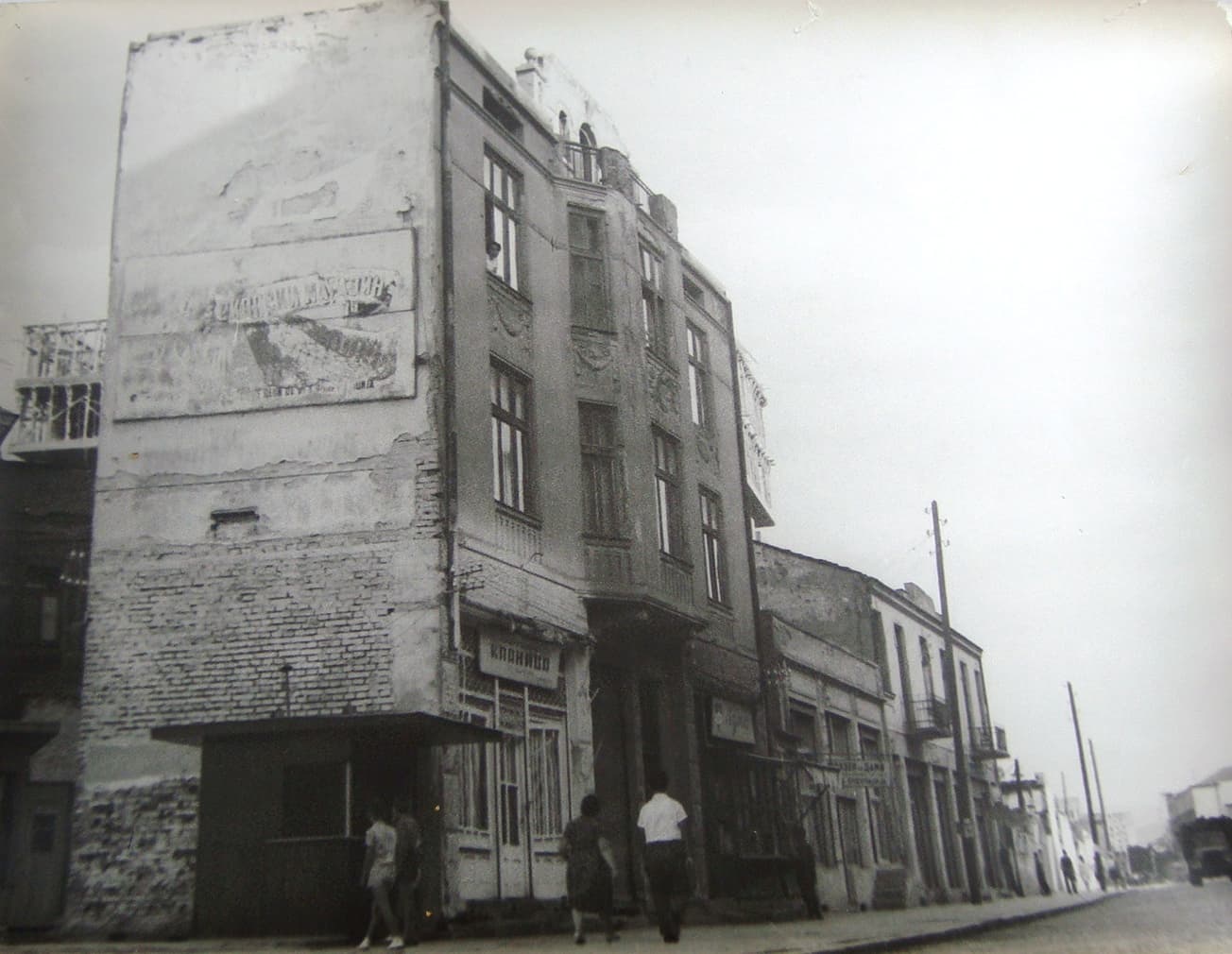 Hotel Bristol (via Wikimedia Commons, Public domain)