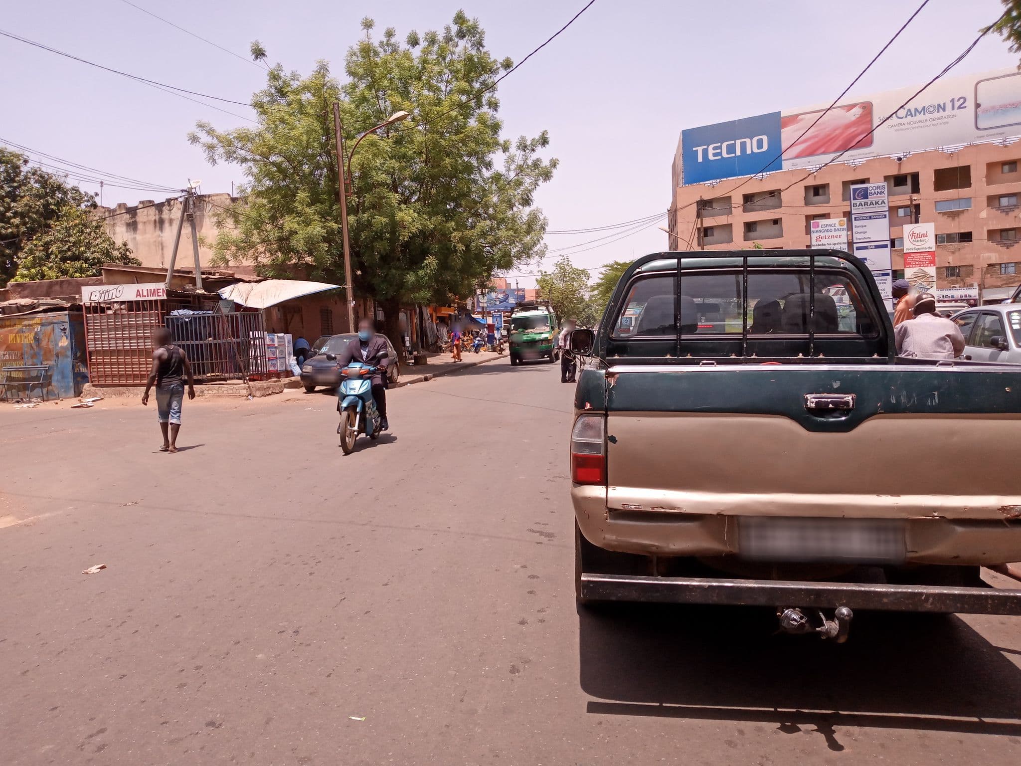 Street view near immeuble Niuma Belleza, Bamako