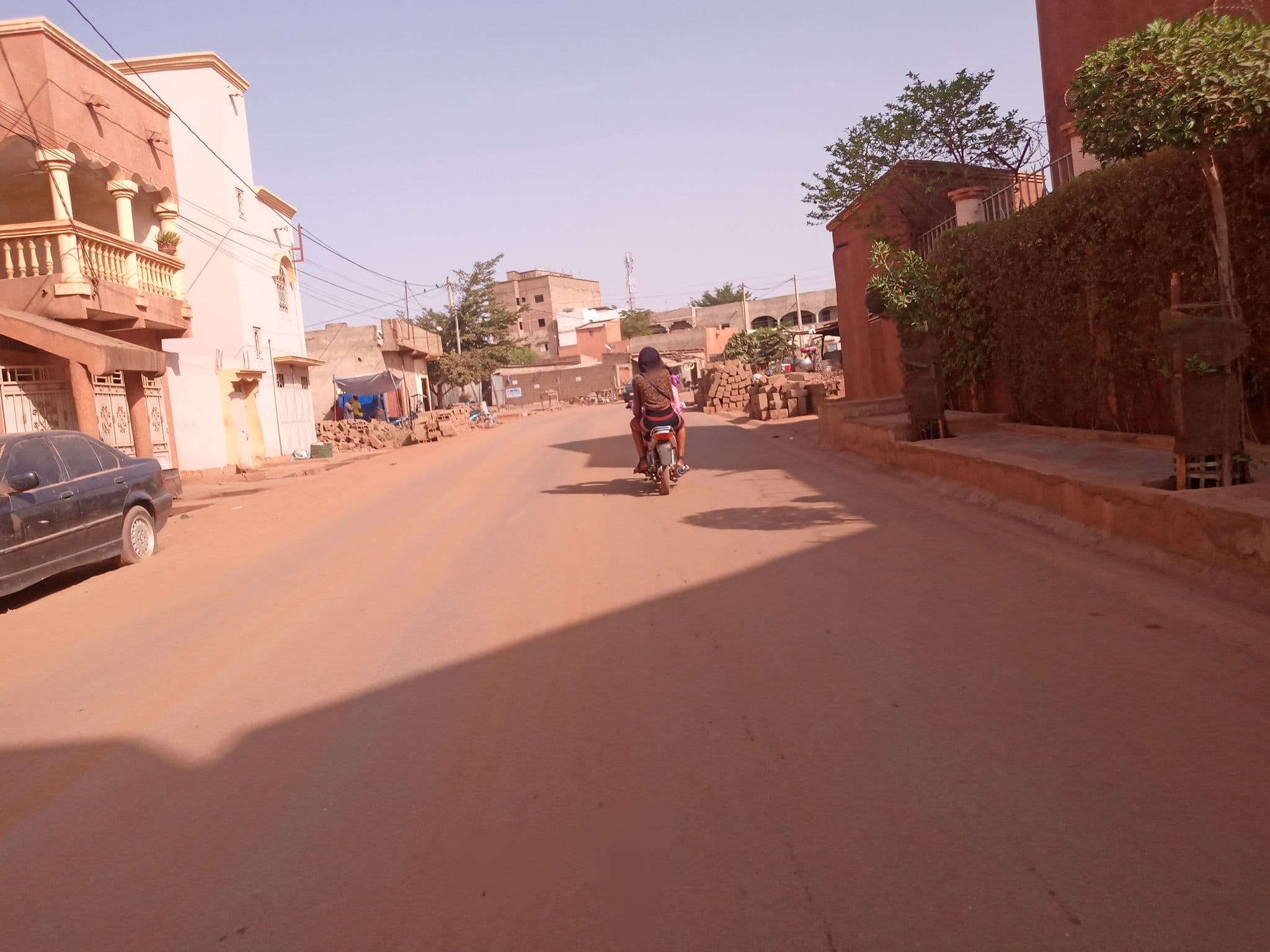 Street view near FATOUMATA DRAME, Sirakoro Méguétana — © lassine77 (CC BY-SA · Mapillary)