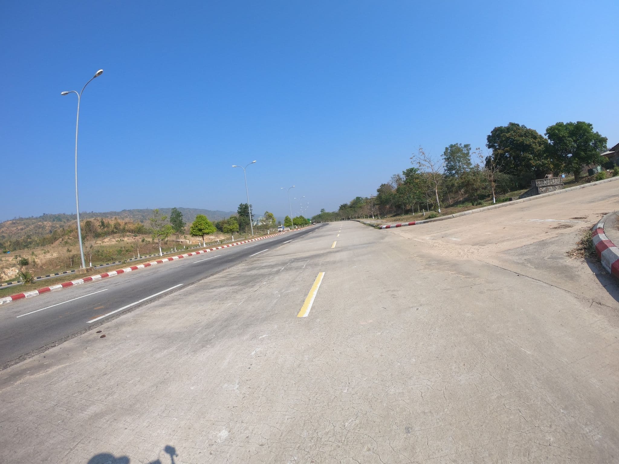 Street view near Tar Moe Nya Chan Thar Nay Pyi Taw Hotel (project), Nay Pyi Taw — © thohi (CC BY-SA · Mapillary)