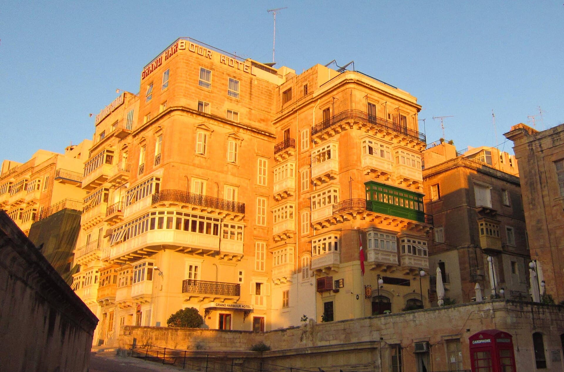 Grand Harbour Hotel (via Wikimedia Commons, CC BY 3.0)
