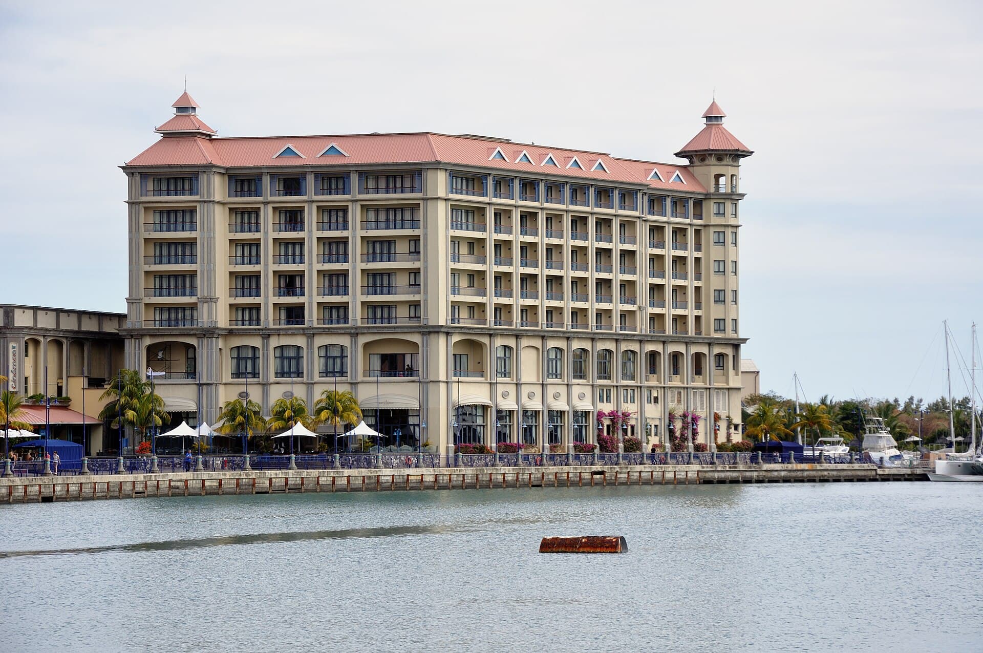 Labourdonnais Waterfront Hotel (via Wikimedia Commons, CC BY-SA 3.0)