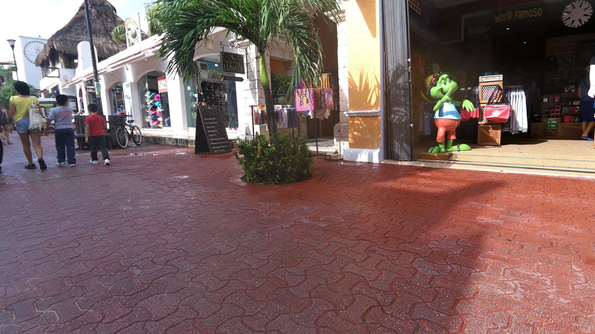 Street view near Lunata, Playa del Carmen
