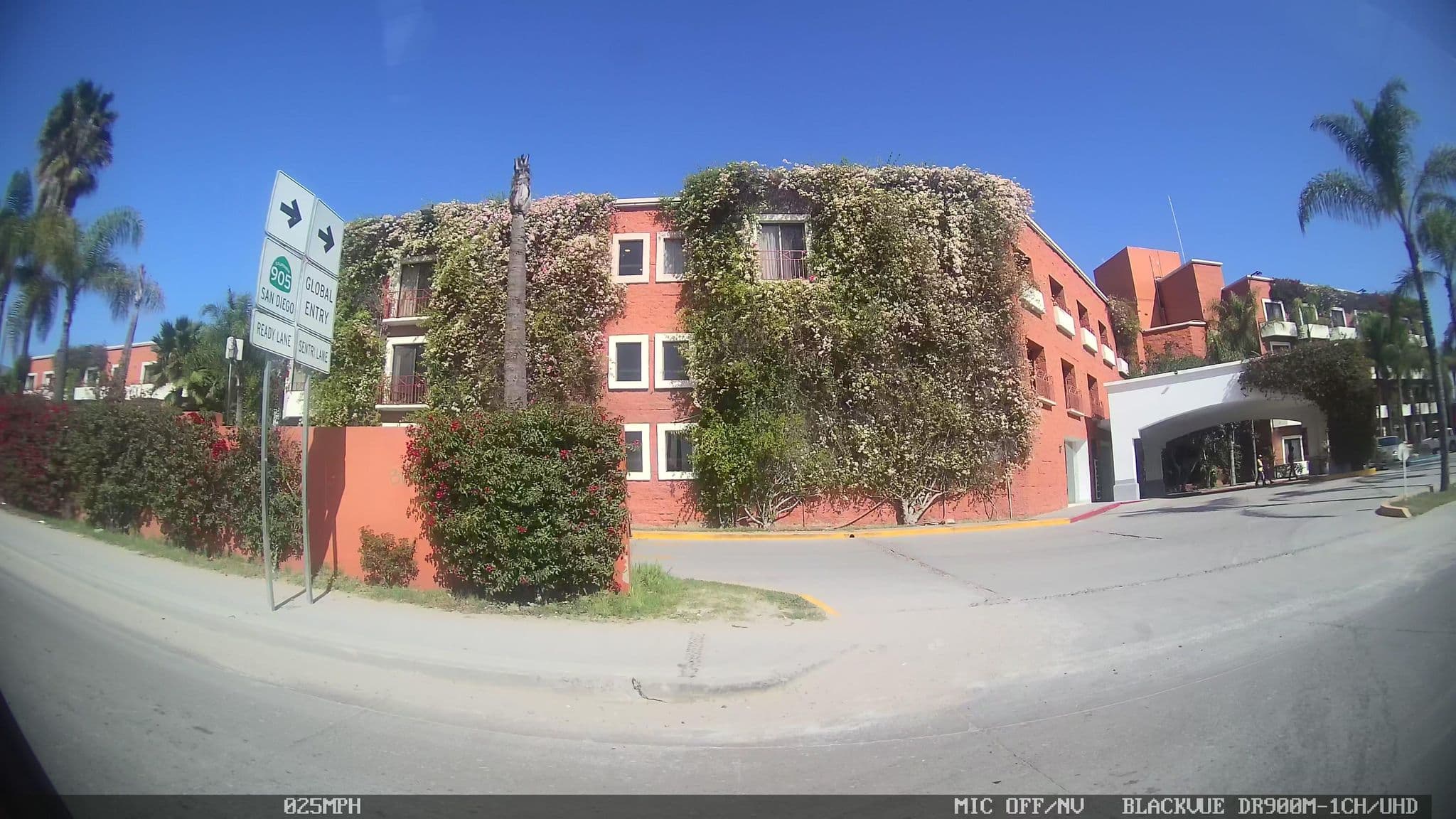Street view near Lausana, Tijuana — © kaart_3 (CC BY-SA · Mapillary)
